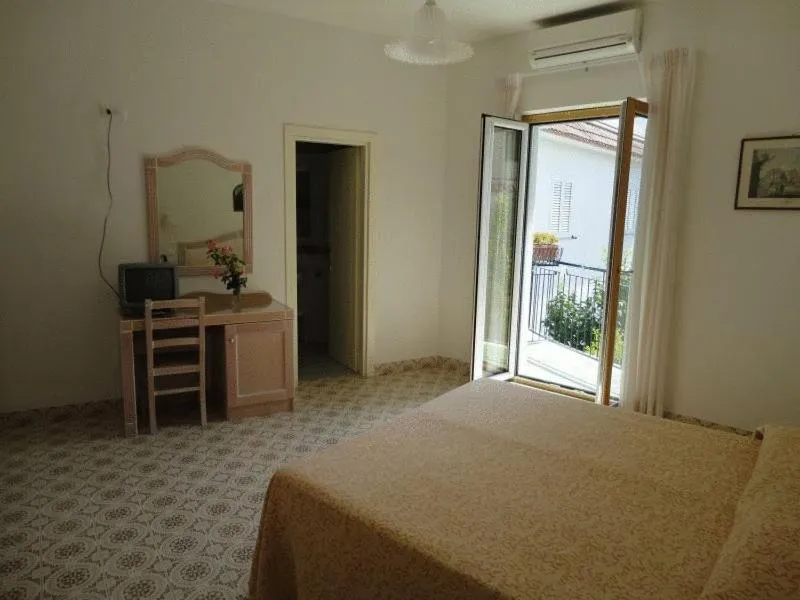 Bedroom, Bed in Hotel Candia