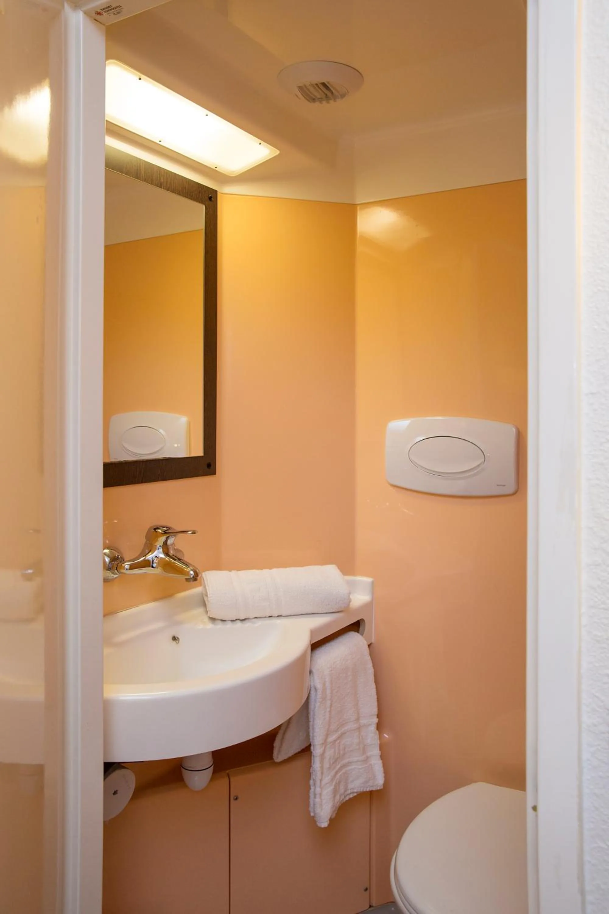 Bathroom in Hôtel de L'UNIVERS LILLE