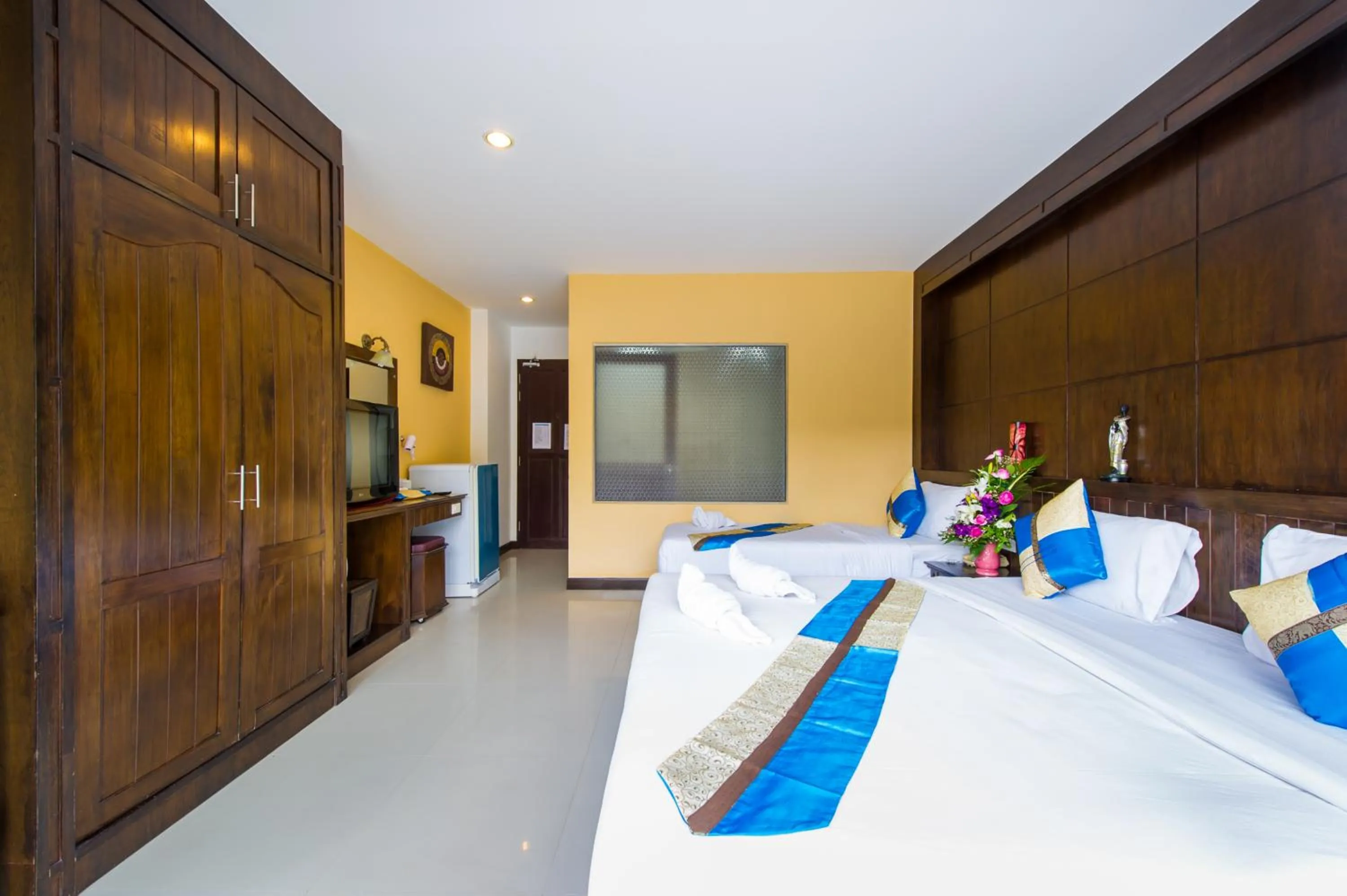 Photo of the whole room, Bed in Thai Siam