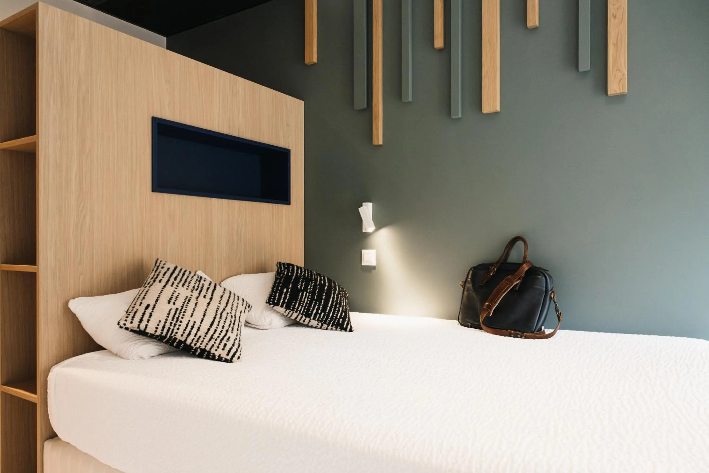 Bedroom, Bed in Urban Style HOTEL LES FLEURINES