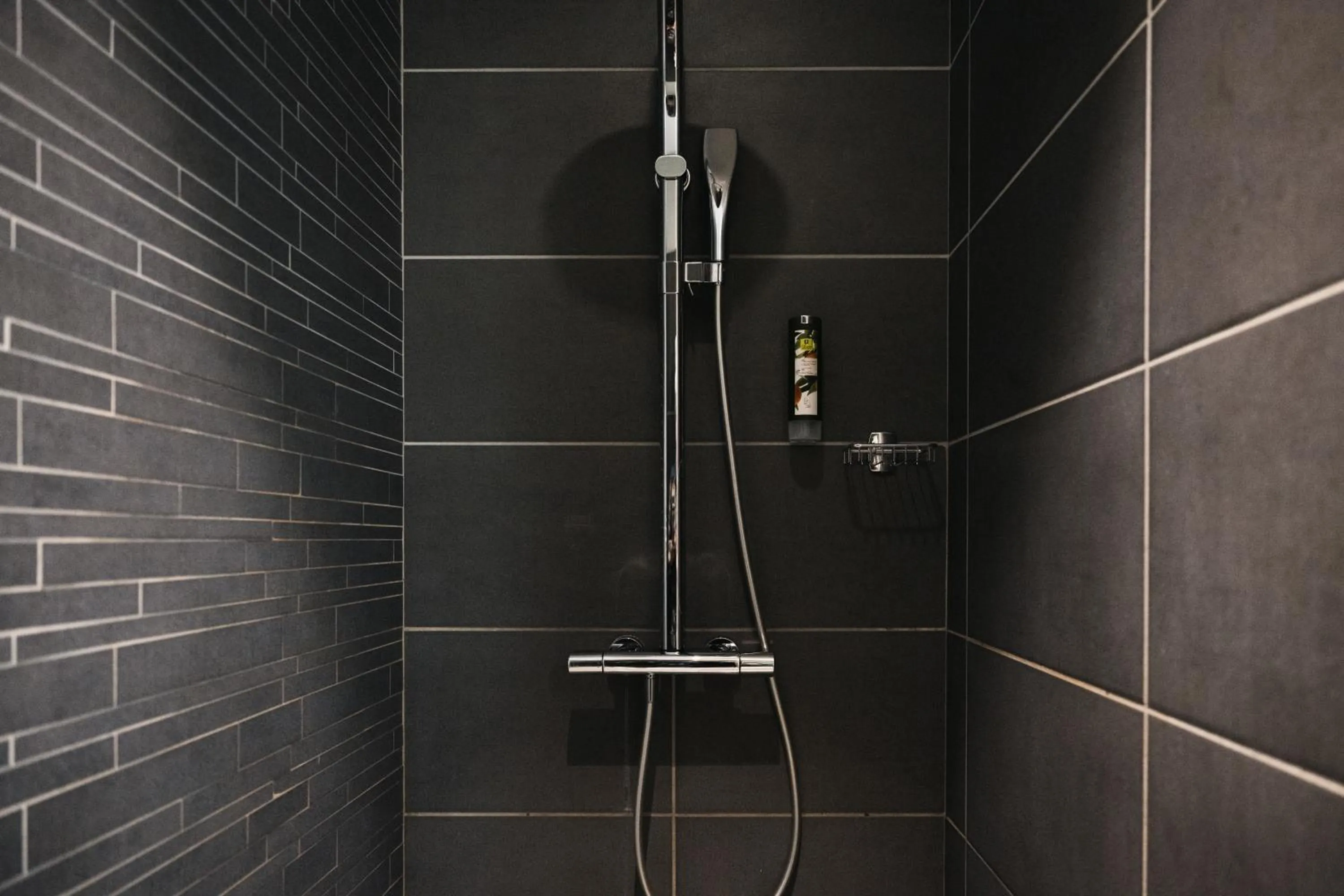 Shower in Urban Style HOTEL LES FLEURINES
