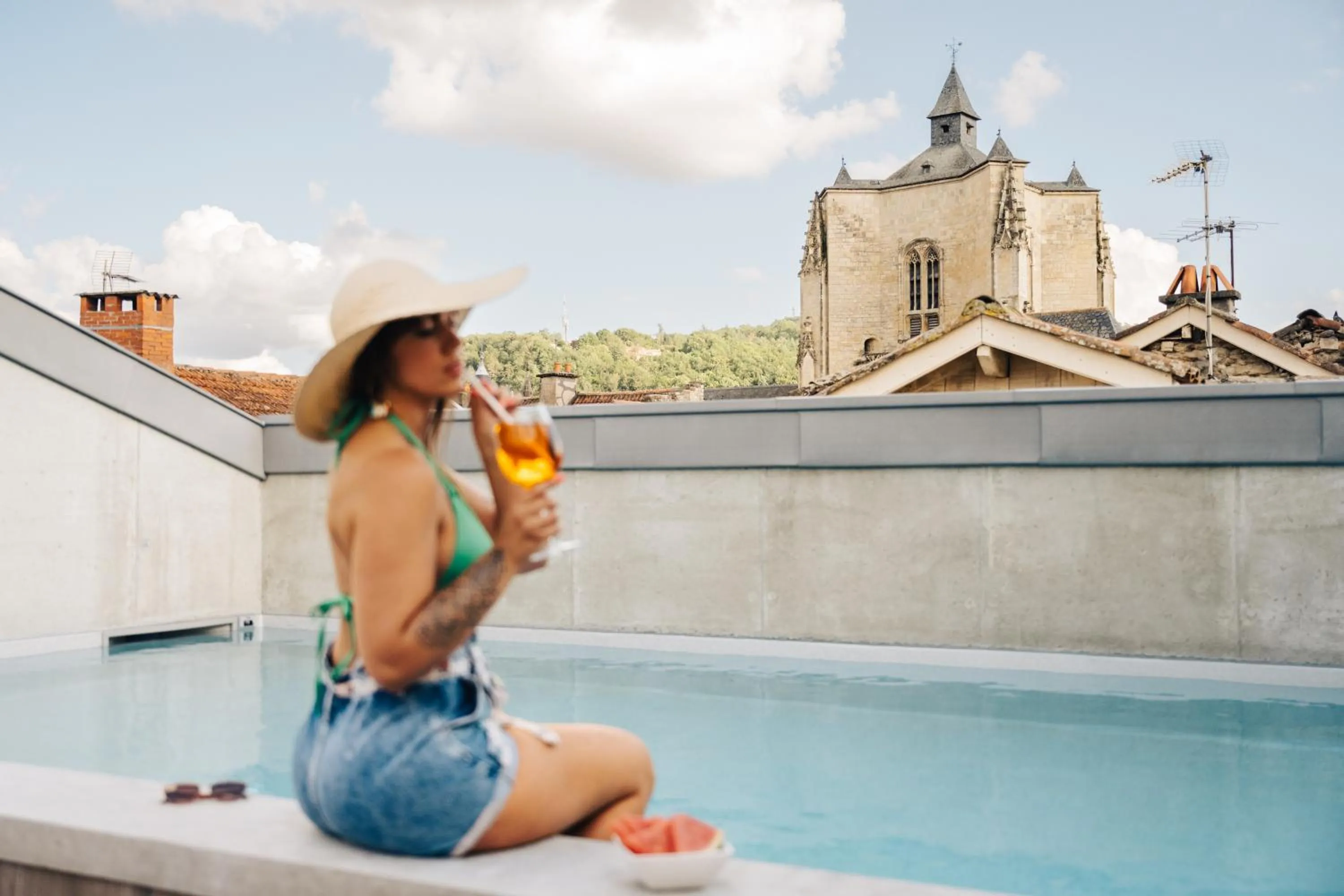 Swimming pool in Urban Style HOTEL LES FLEURINES
