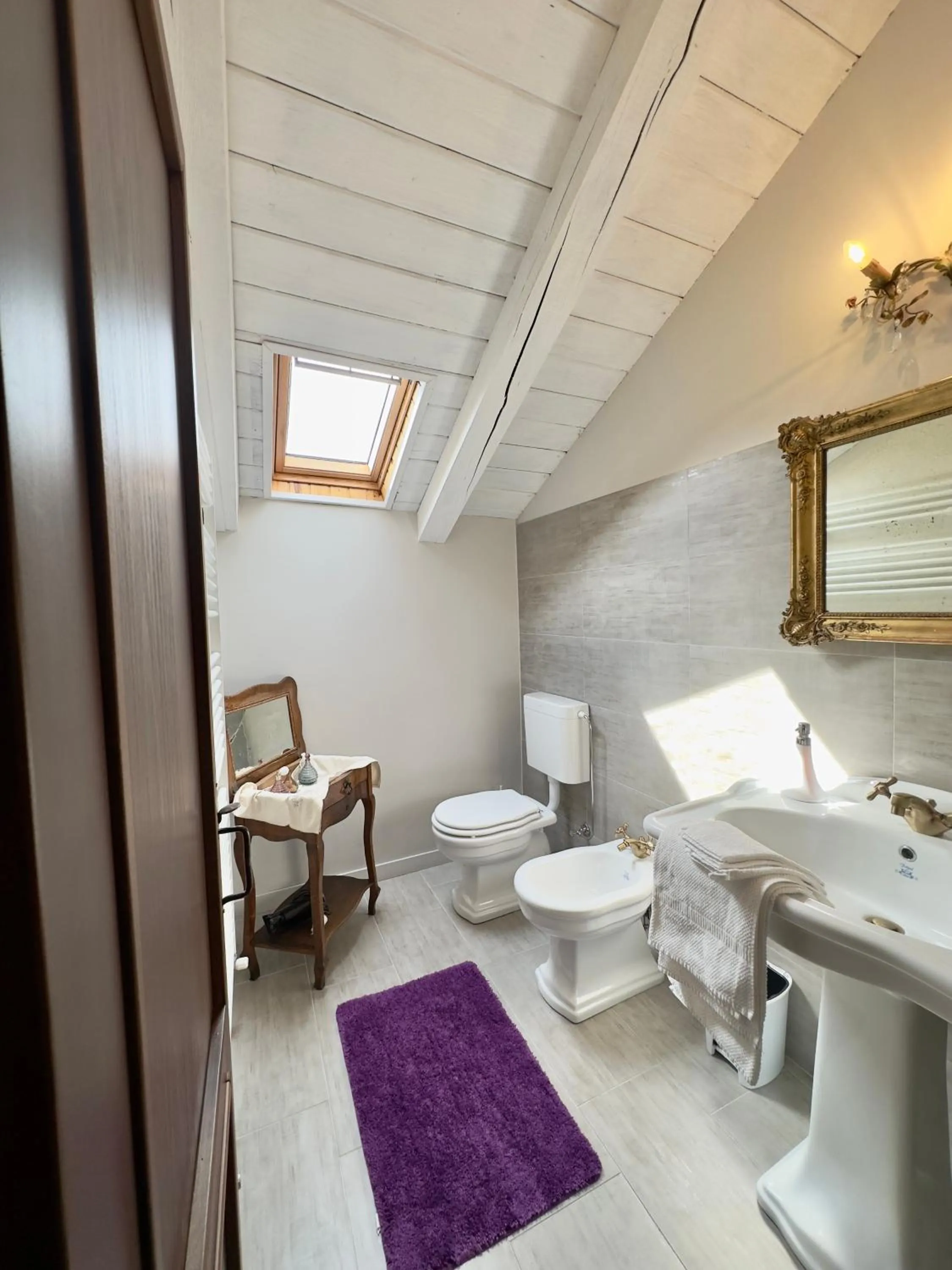 Toilet in Quart de Lune - Boutique B&B