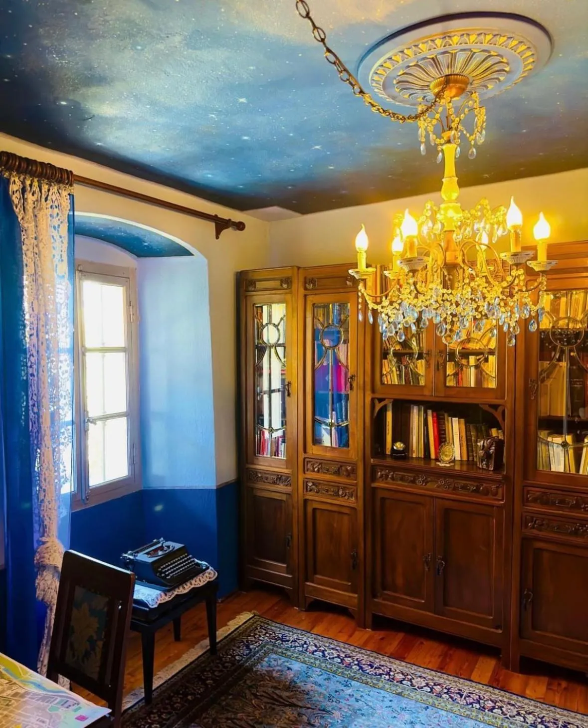 Library in Quart de Lune - Boutique B&B
