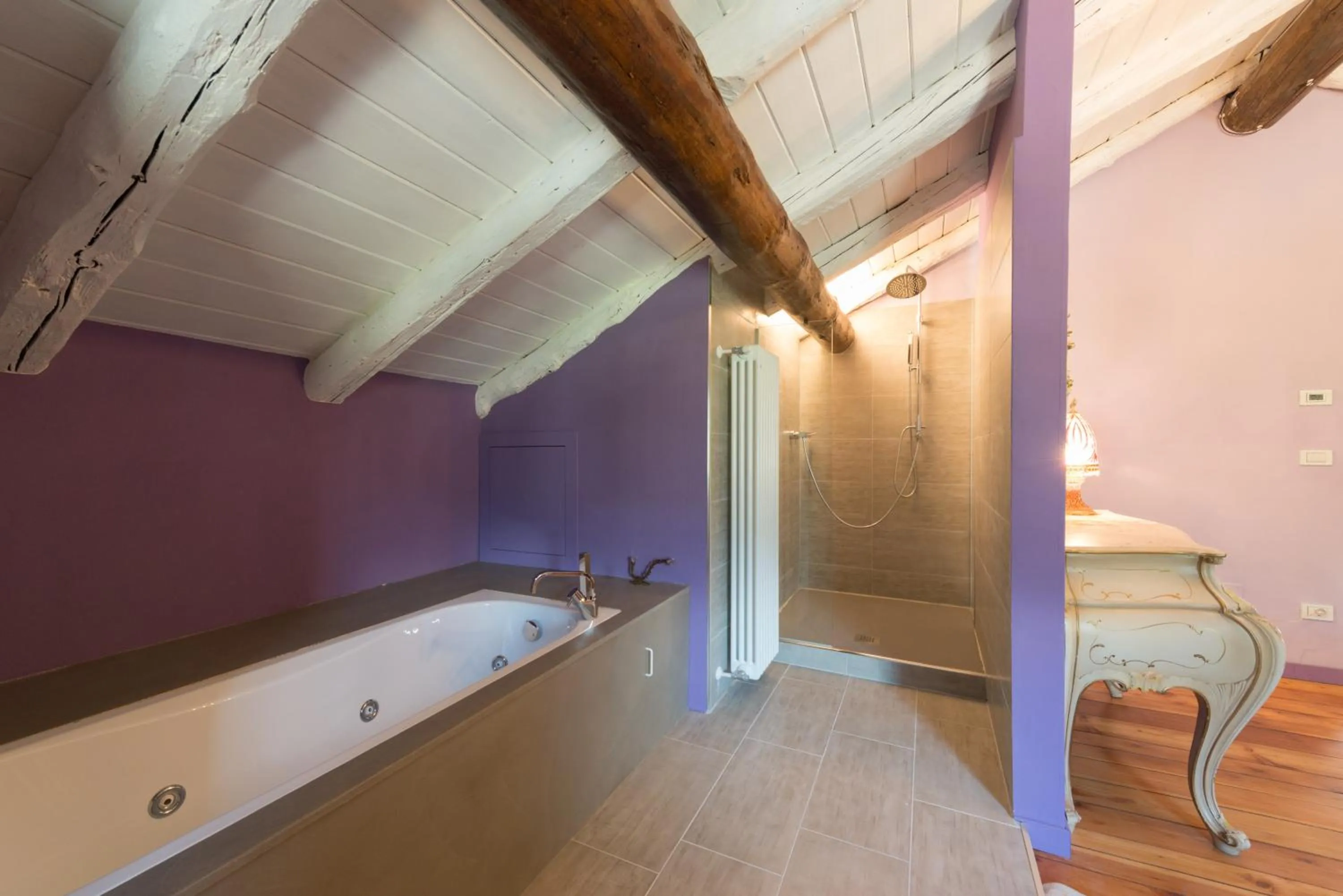 Shower in Quart de Lune - Boutique B&B