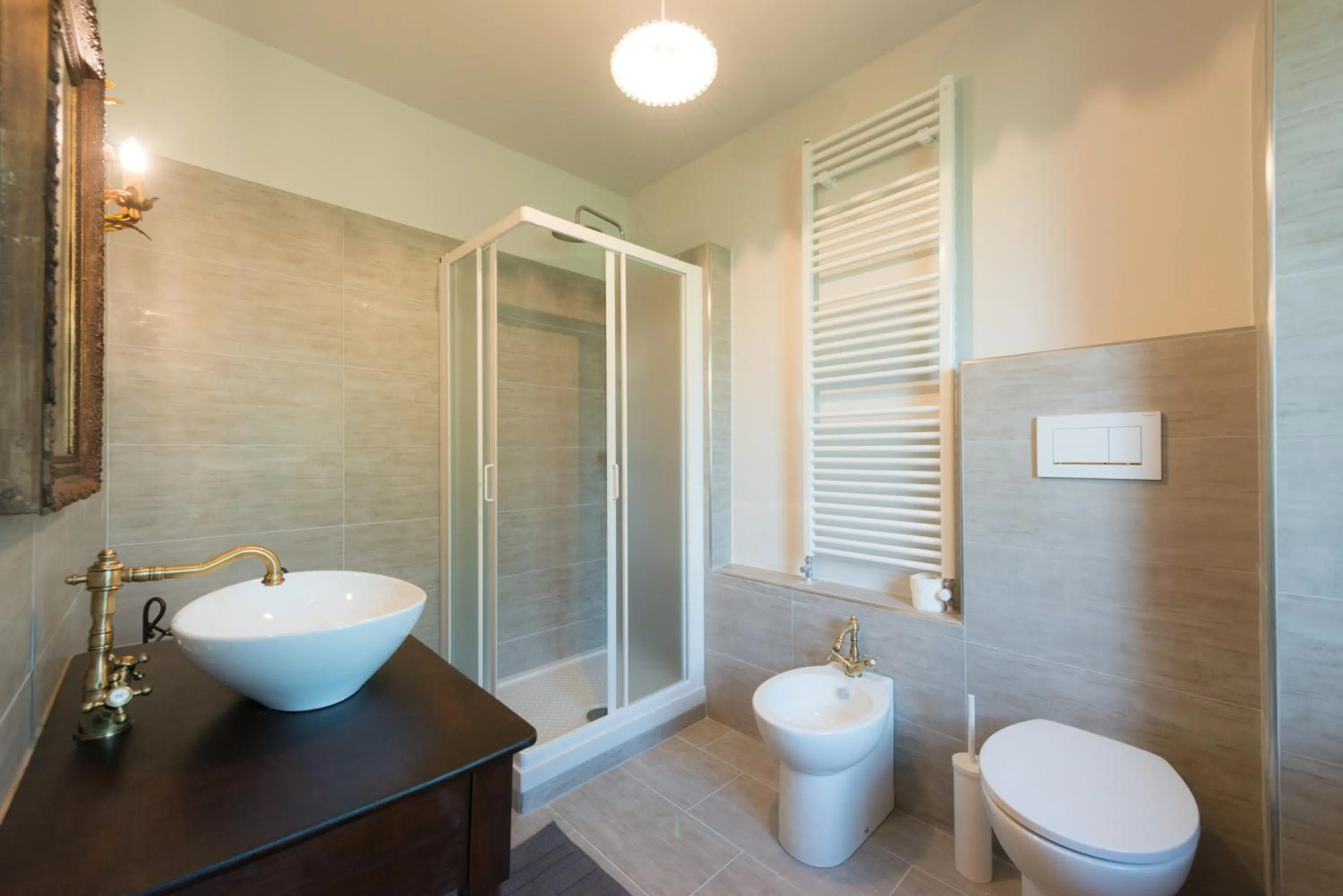 Shower in Quart de Lune - Boutique B&B