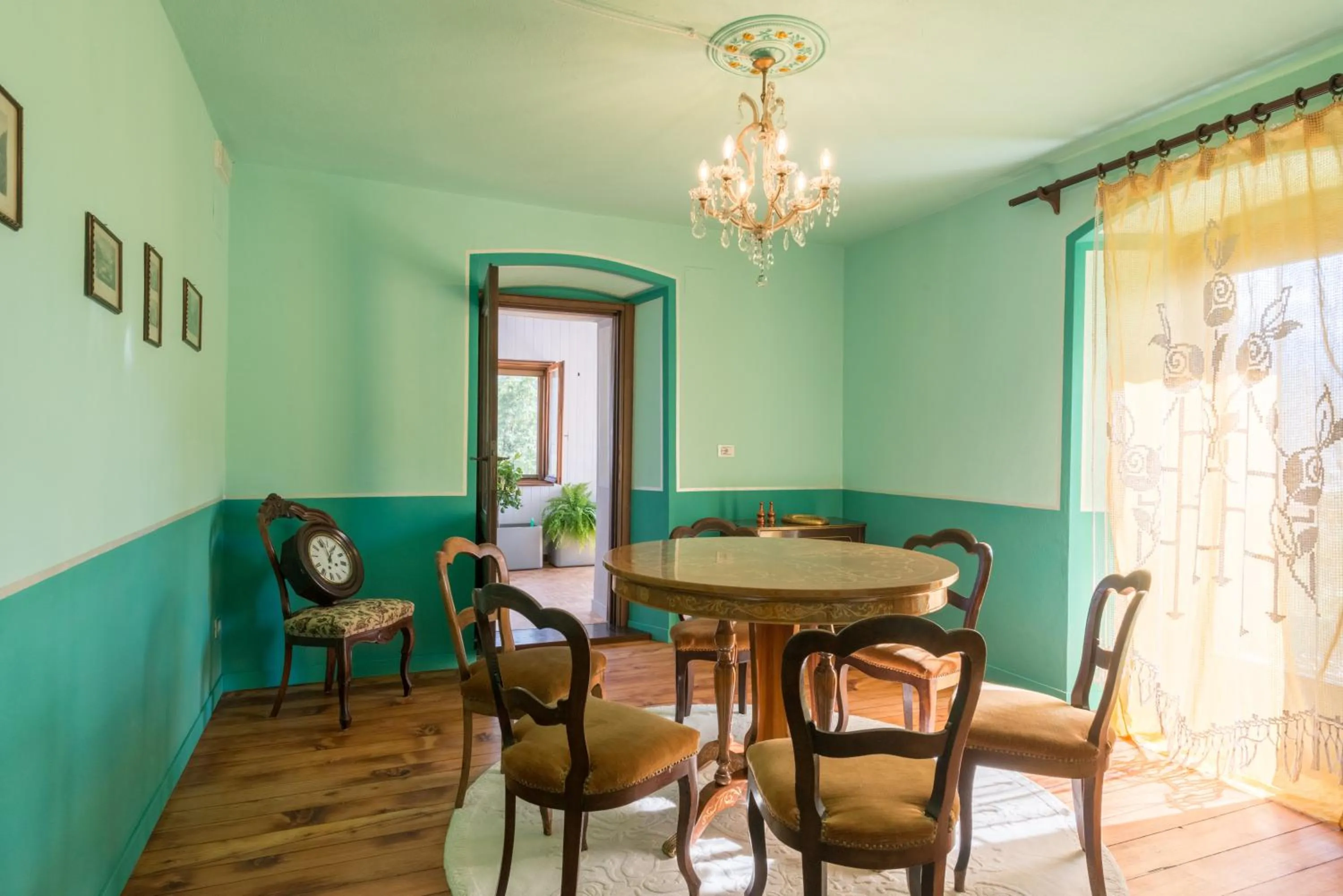 Communal lounge/ TV room in Quart de Lune - Boutique B&B