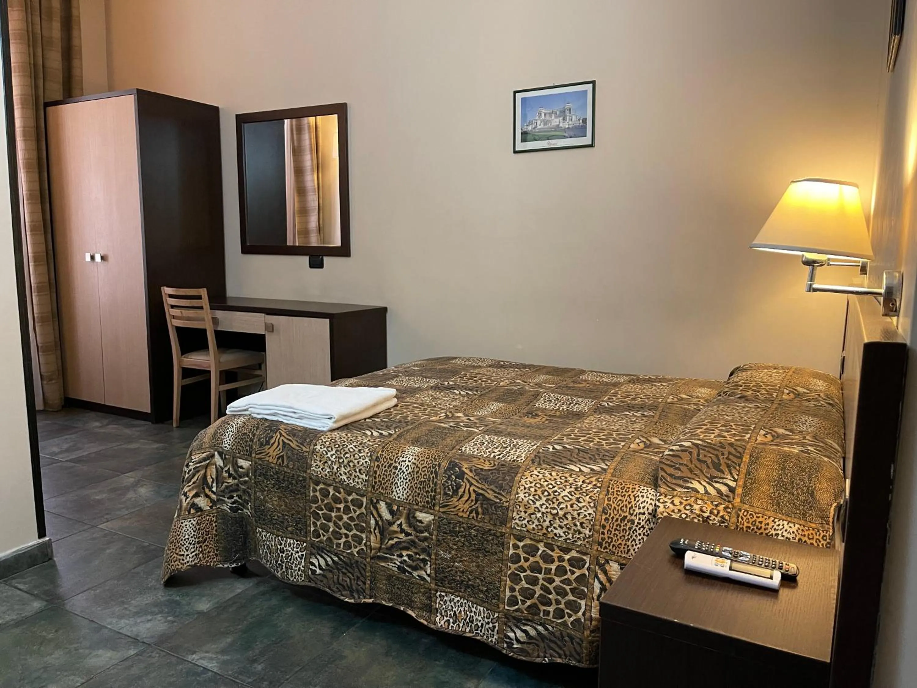 People, Bed in Clarian Affittacamere