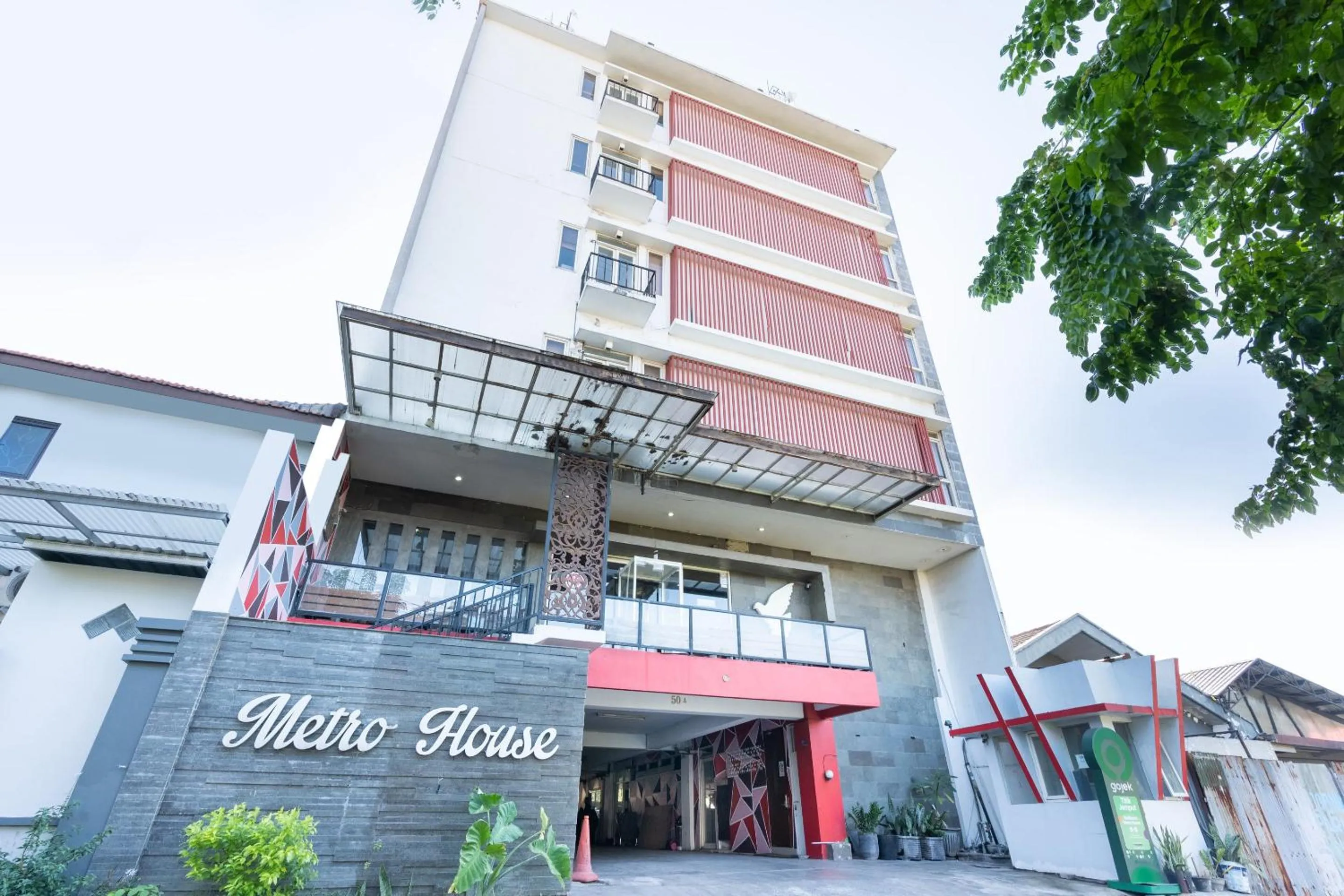 Facade/entrance in Flagship 91863 Metro House