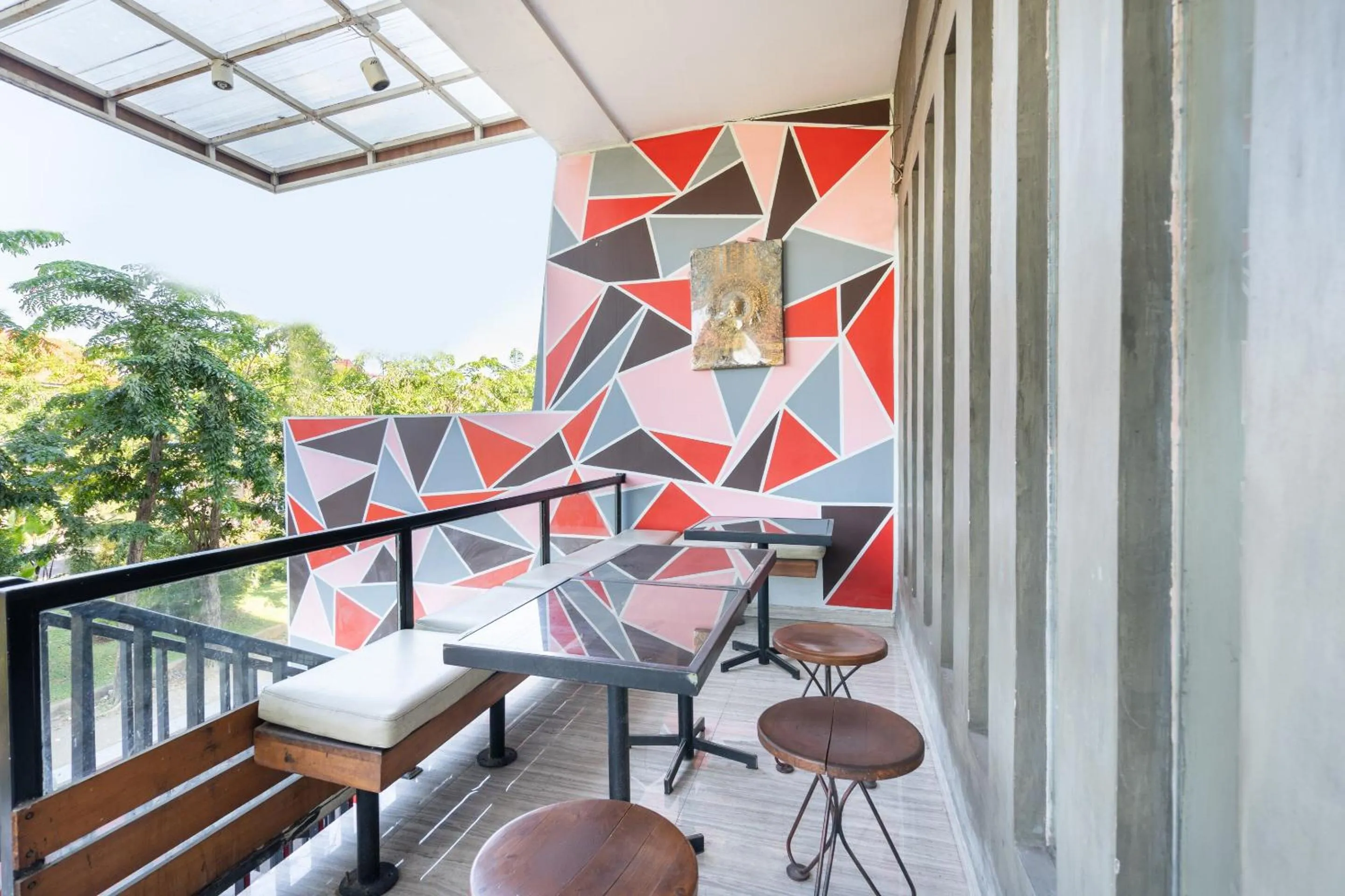 Restaurant/places to eat in Flagship 91863 Metro House