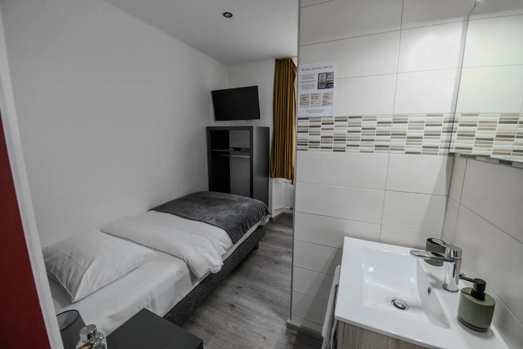 Small Single Room - single occupancy in Hotel de France Small Single Room - single occupancy in Hotel de France