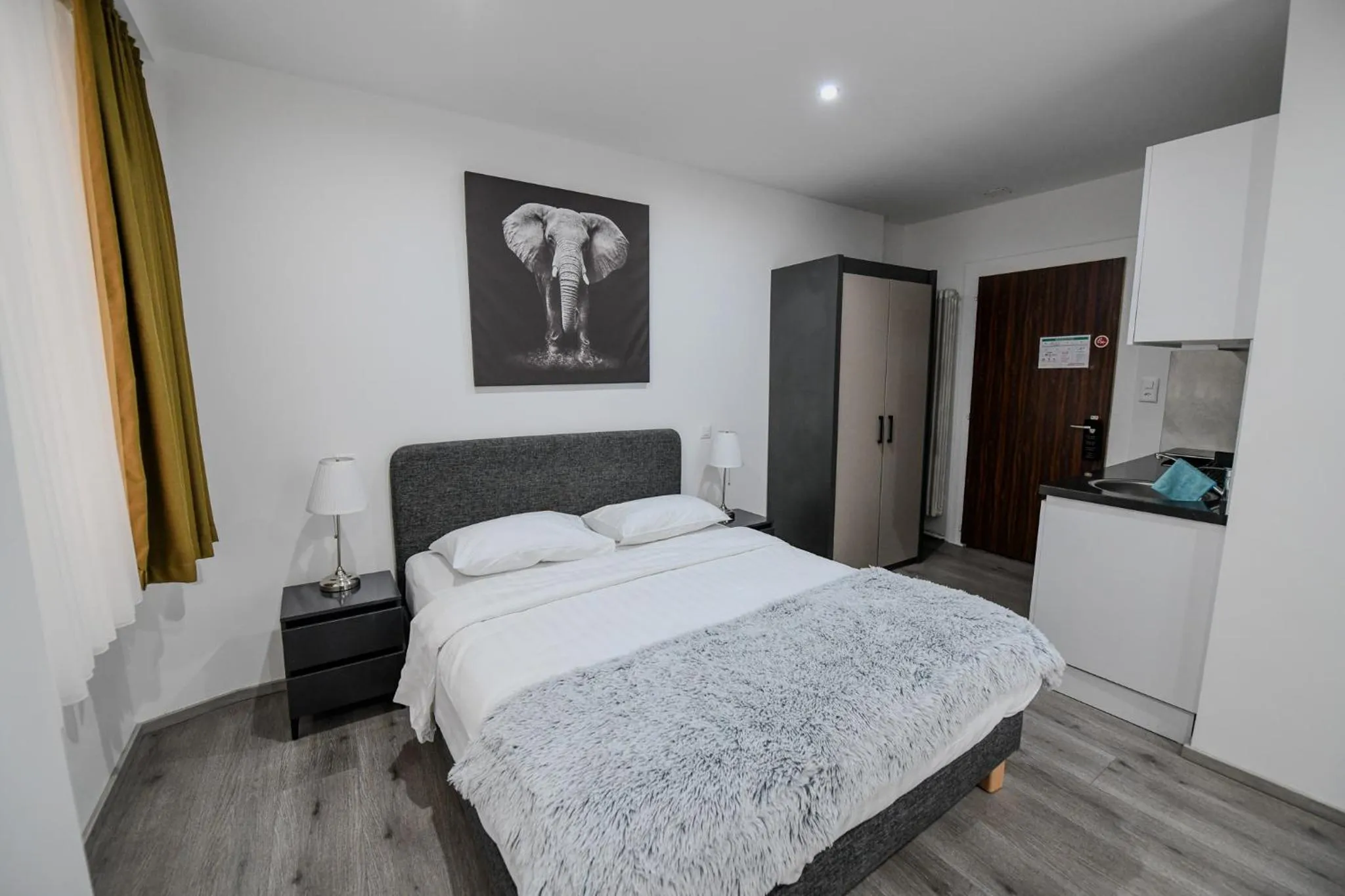 Photo of the whole room, Bed in Hotel de France