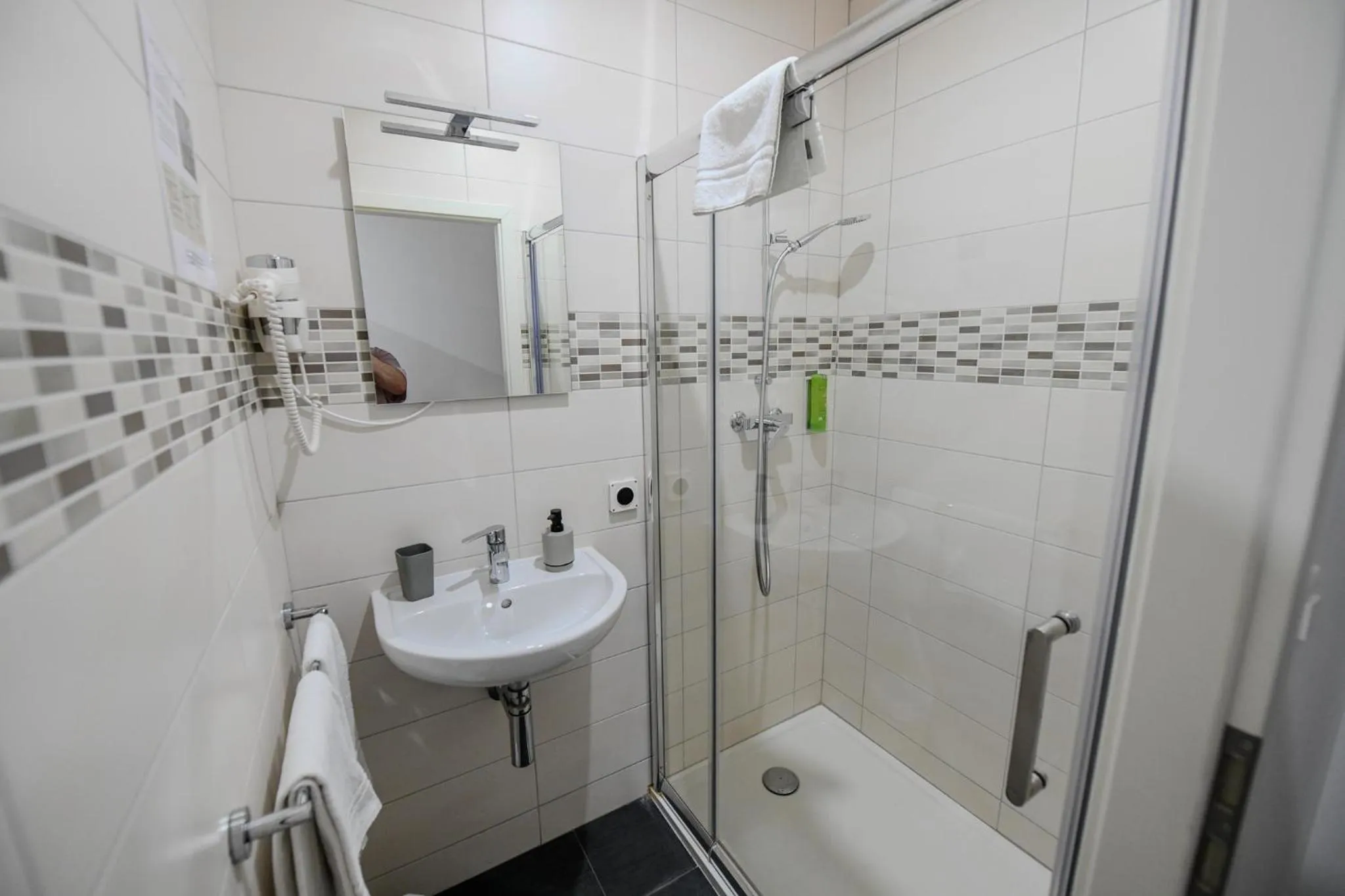 Shower in Hotel de France