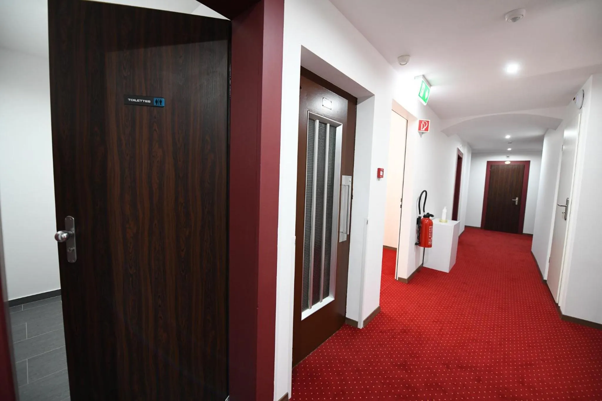 Toilet in Hotel de France