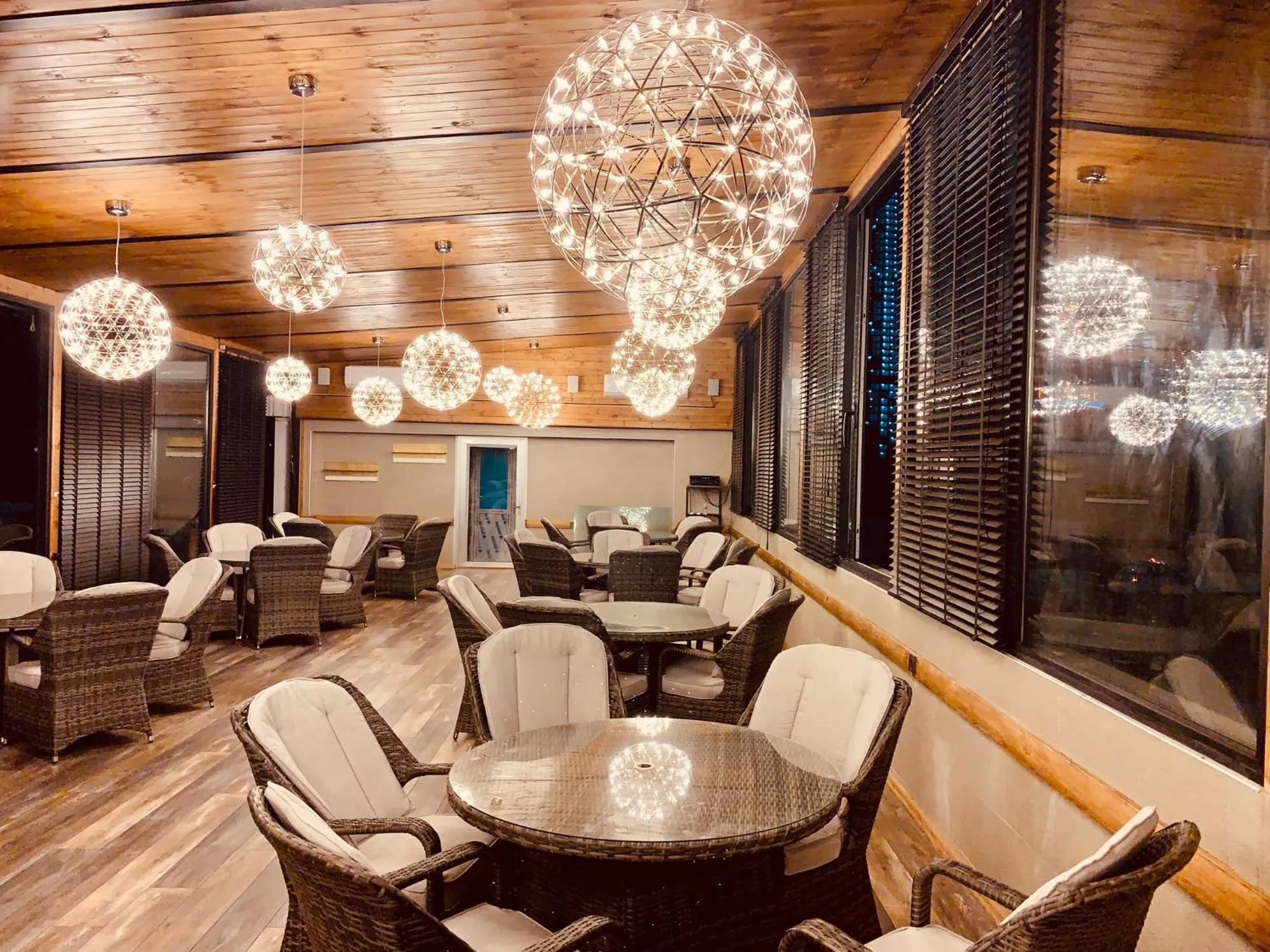 Restaurant/places to eat in Hotel Tsereteli Palace