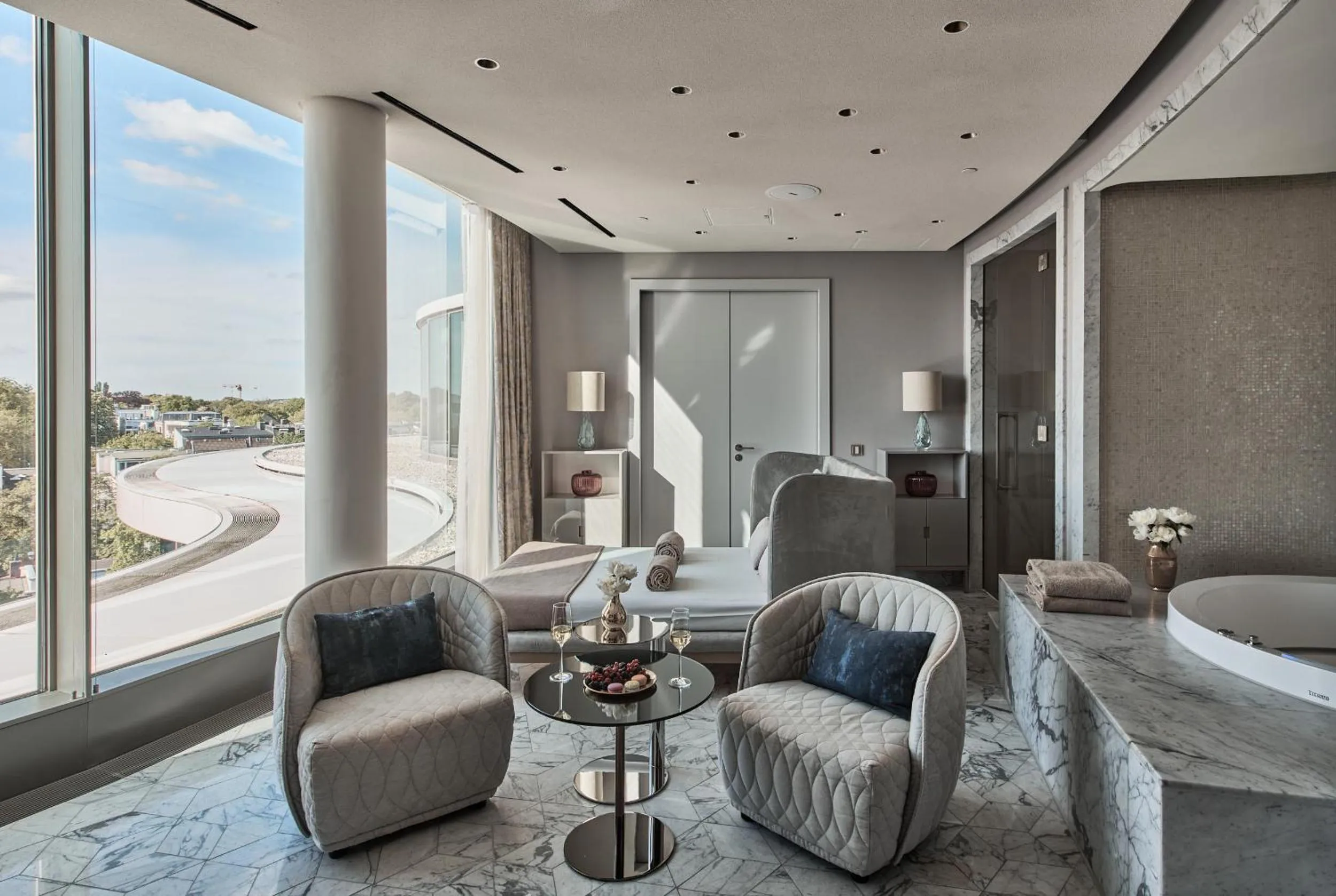 Hot Tub in The Fontenay Hamburg