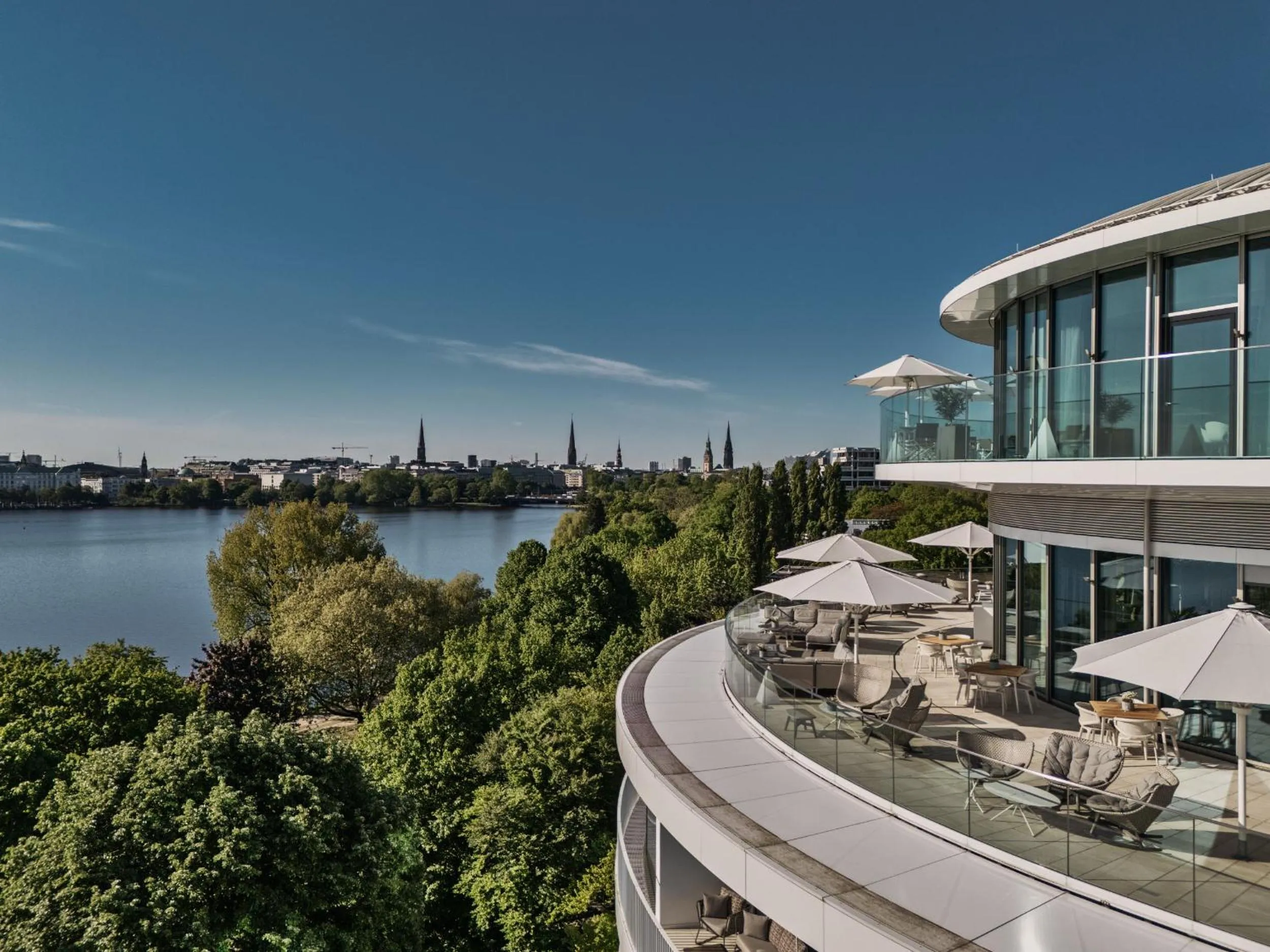 Lounge or bar in The Fontenay Hamburg