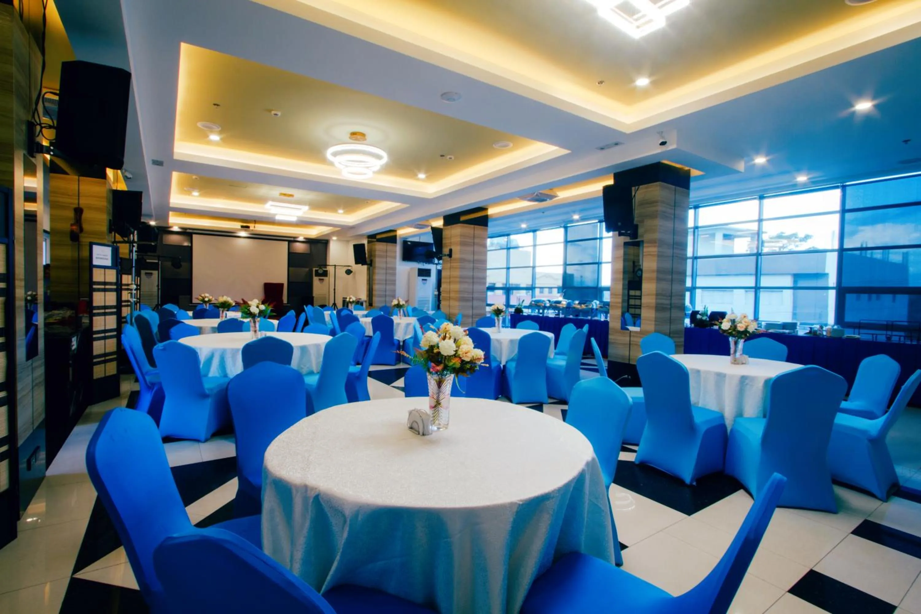 Restaurant/places to eat in Facade Hotel