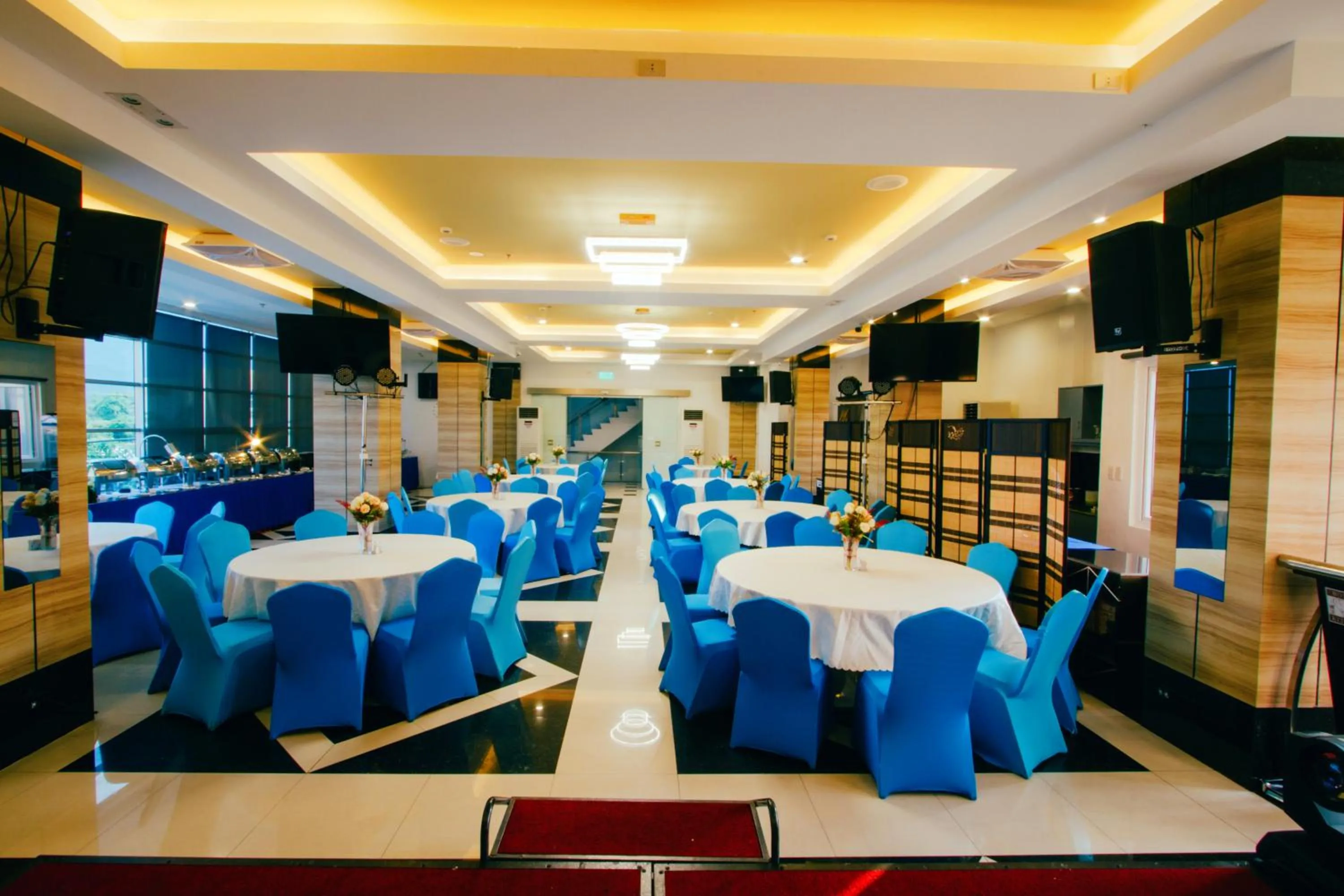 Restaurant/places to eat in Facade Hotel