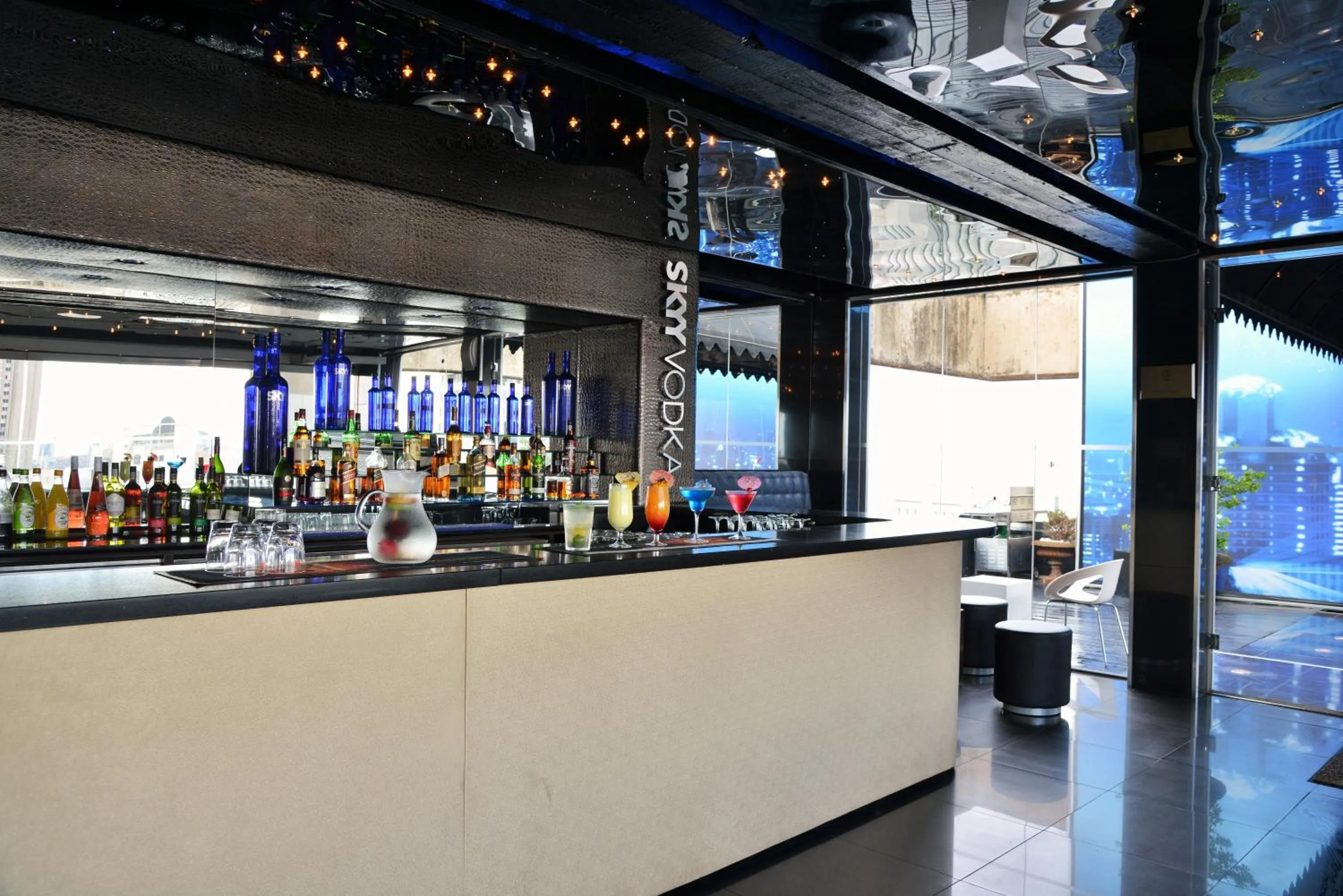 Lounge or bar in Reef Hotel