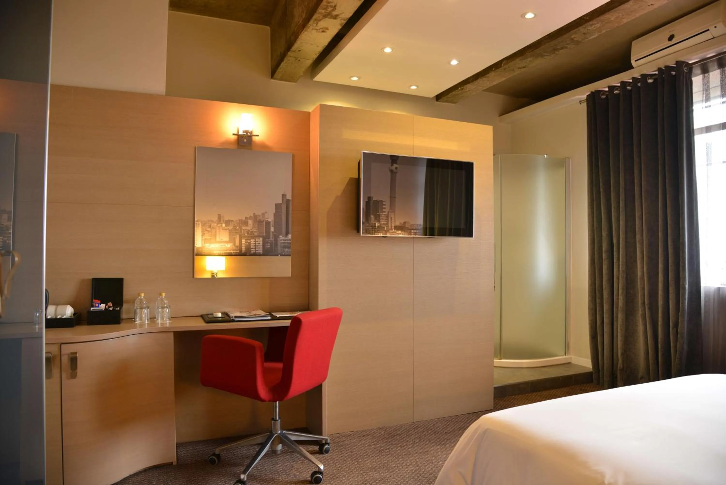 Bedroom, Bed in Reef Hotel