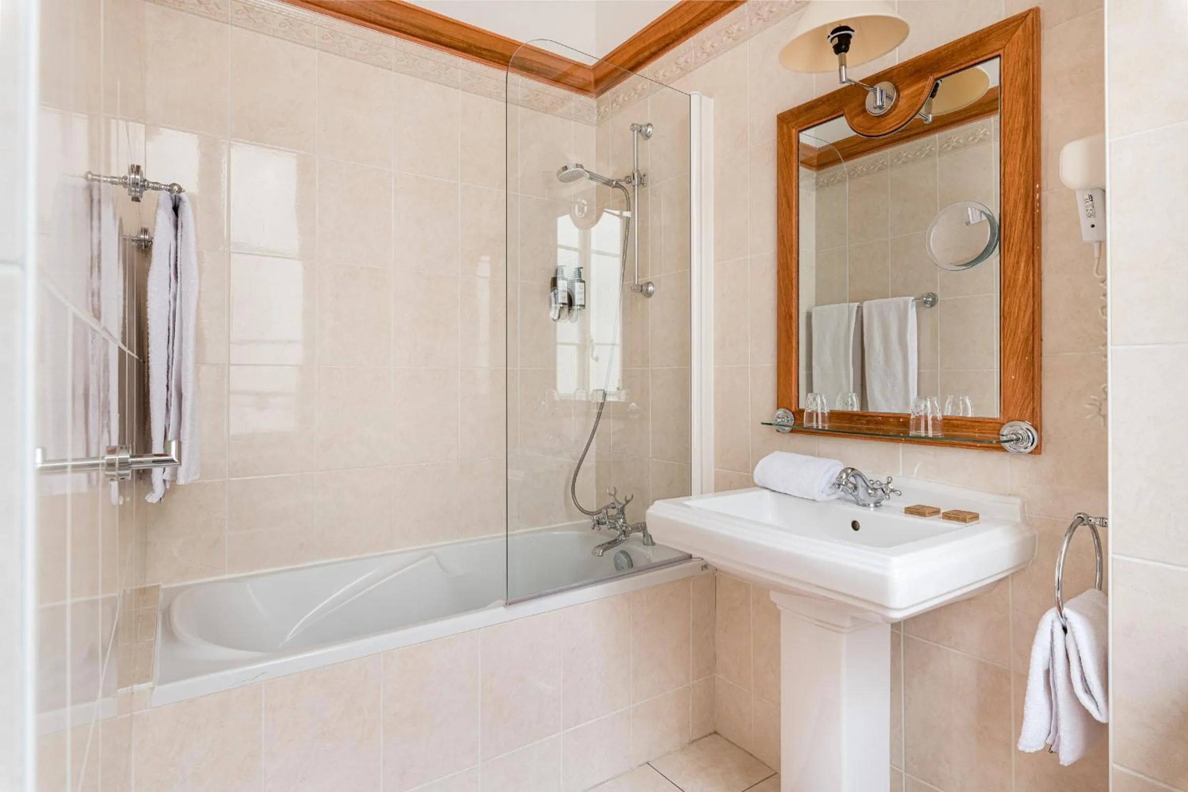 Bathroom in Globe Et Cecil