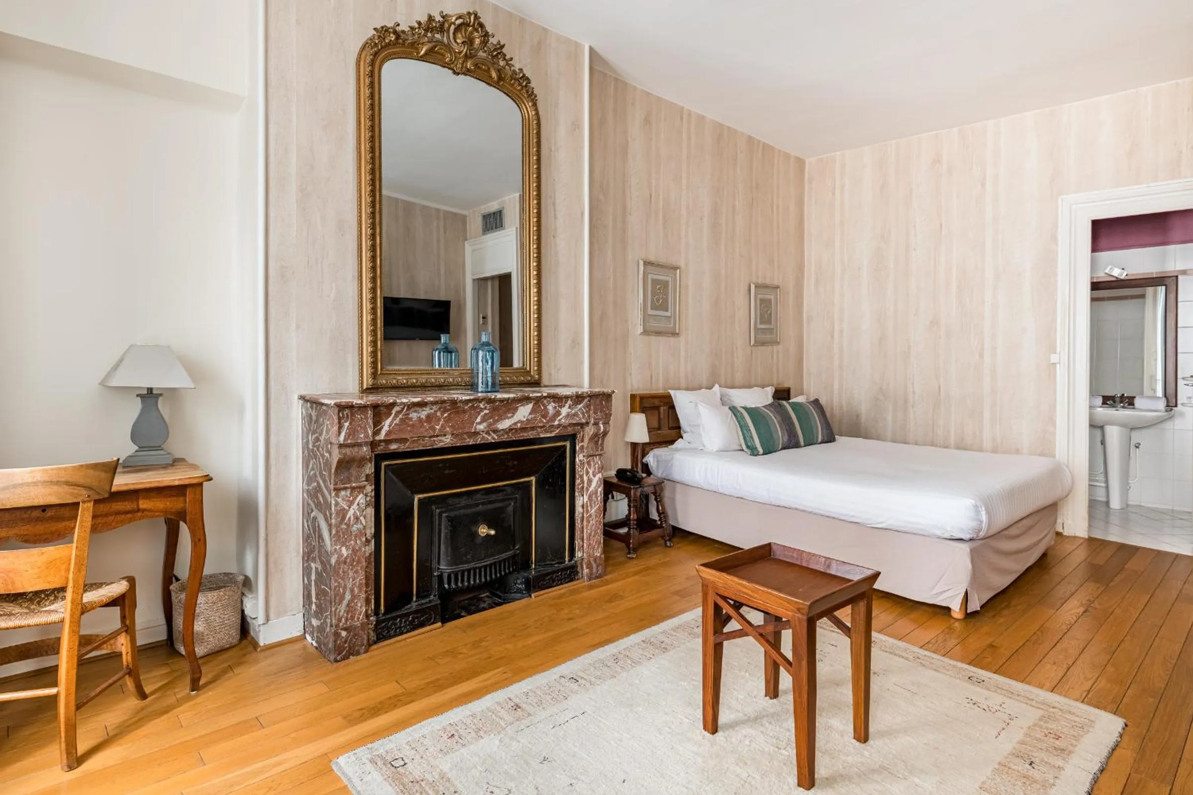 Photo of the whole room, Bed in Globe Et Cecil