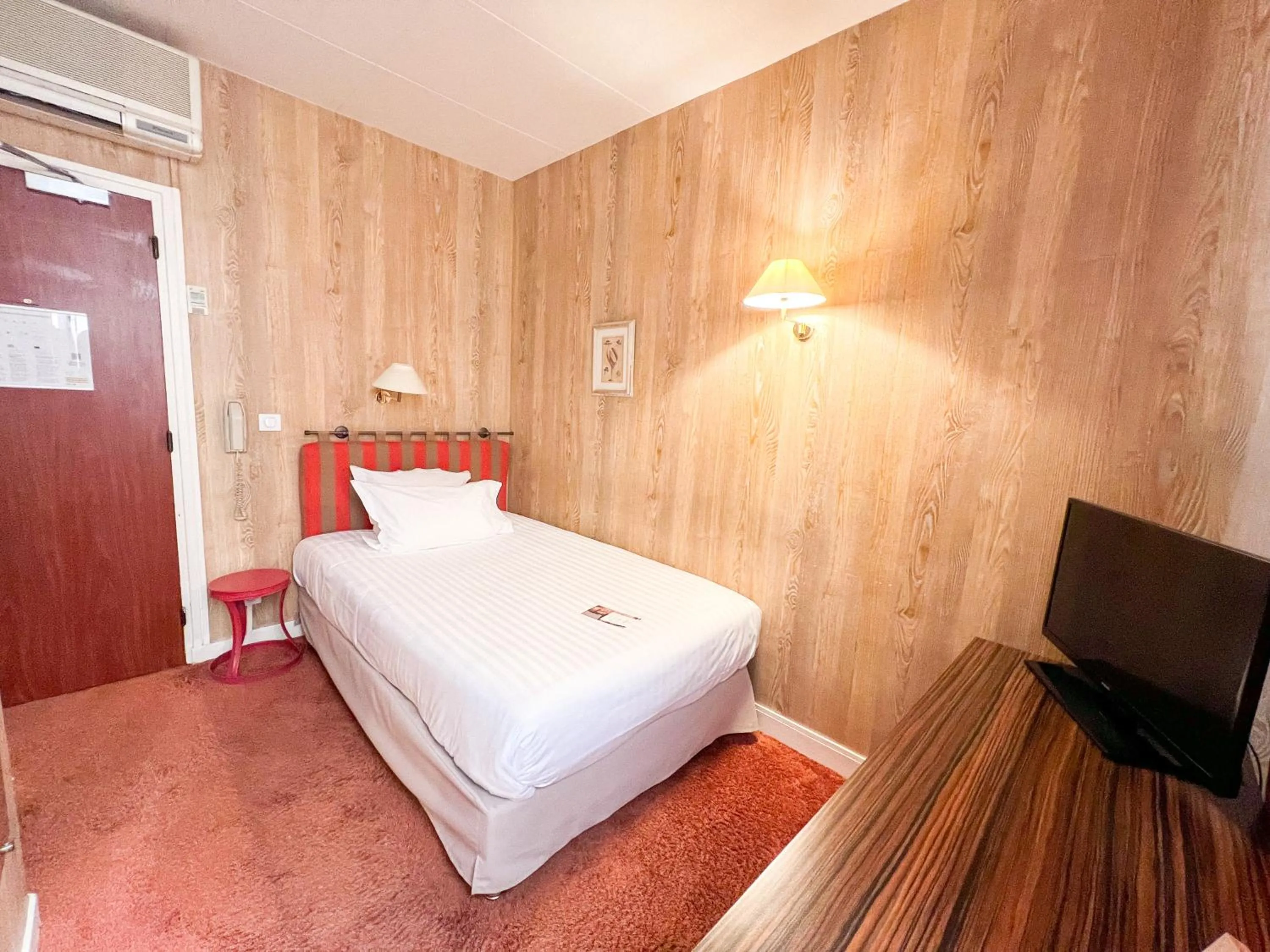 Bed in Globe Et Cecil