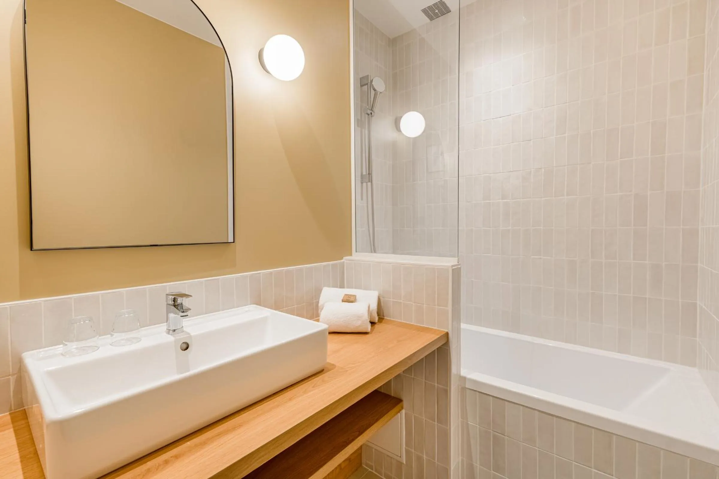 Bathroom in Globe Et Cecil