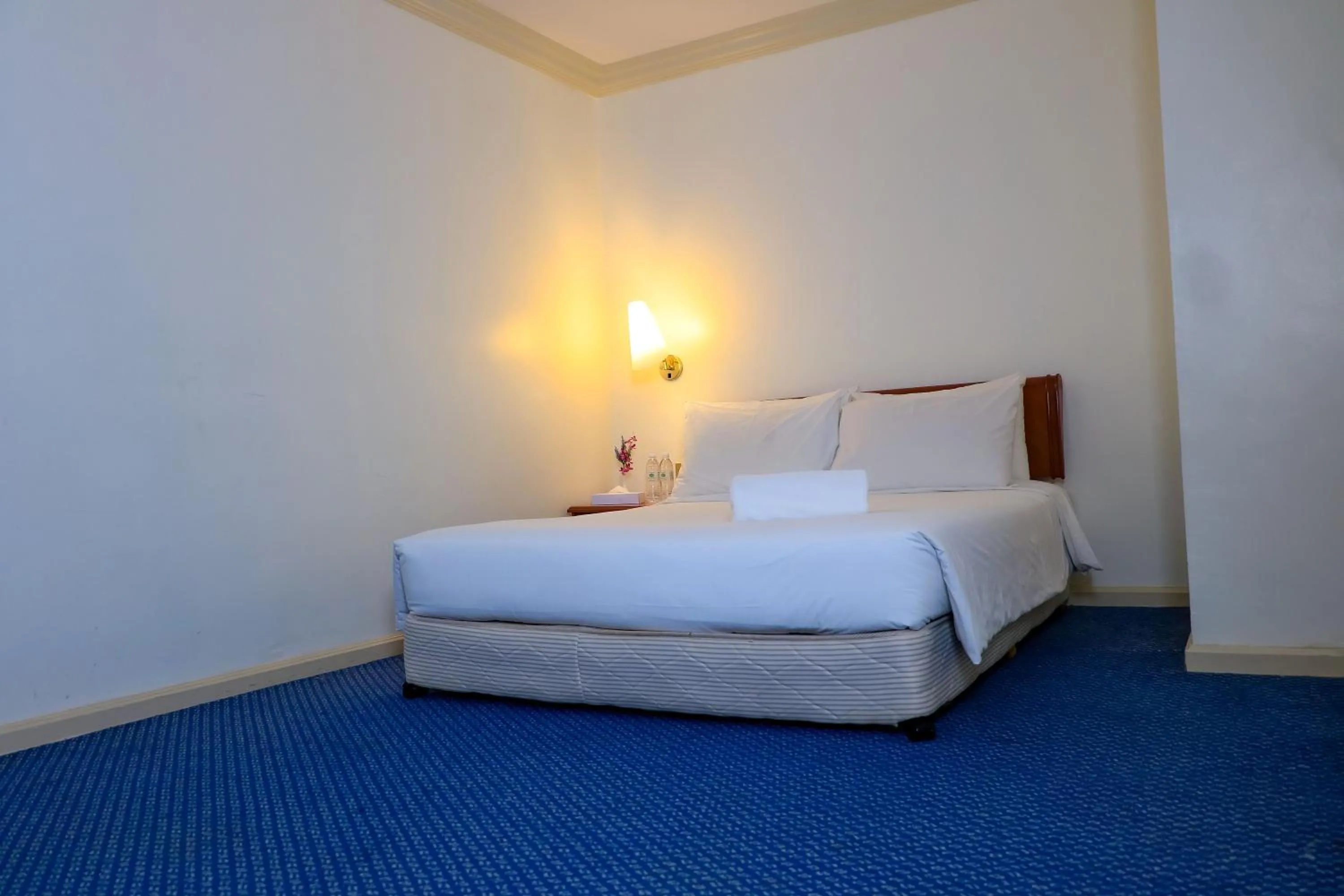 Property building, Bed in Merdeka Palace Hotel & Suites