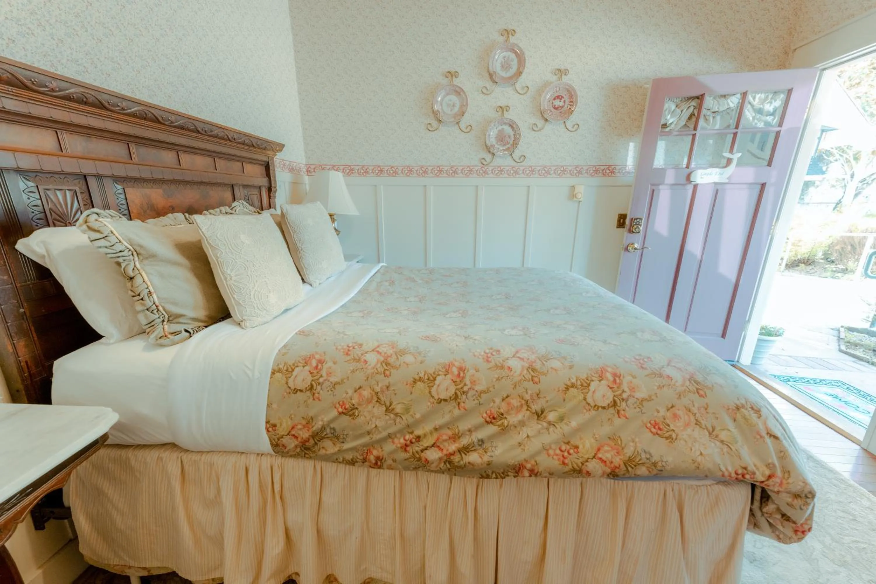 Queen Room with Garden View in The Old St Angela Inn