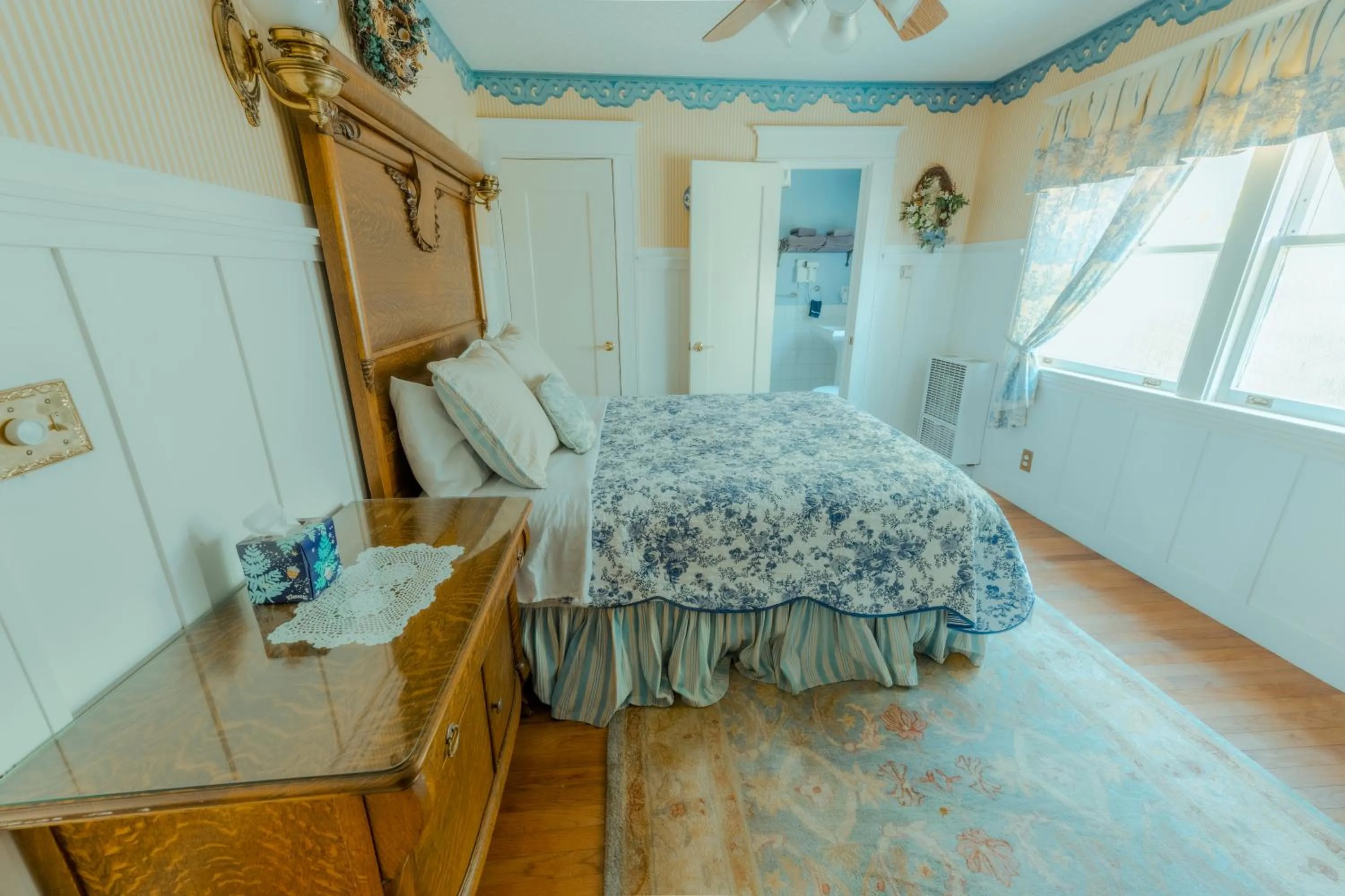 Queen Room with Spa Bath in The Old St Angela Inn