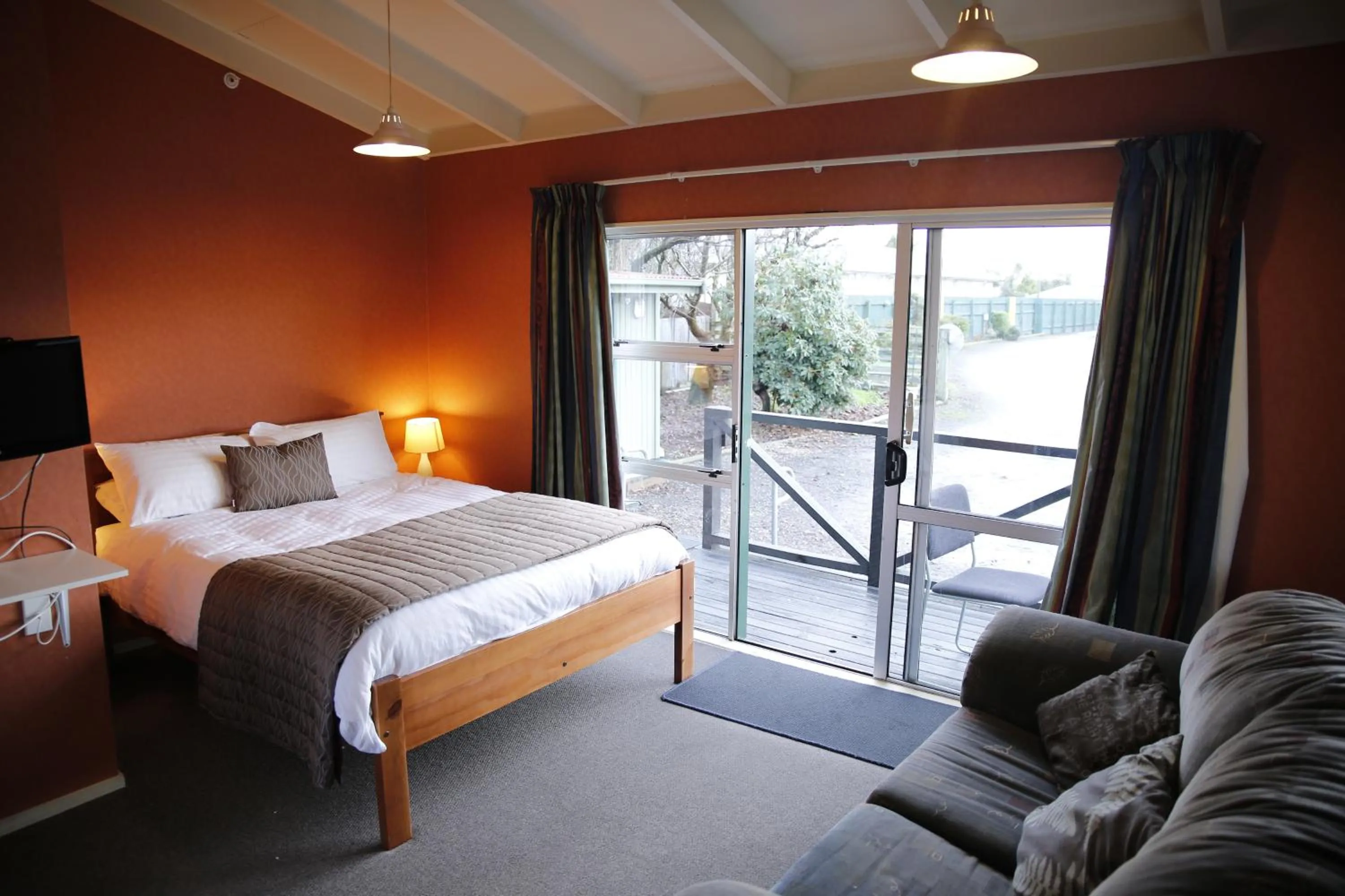 Shower, Bed in Central City Camping Park