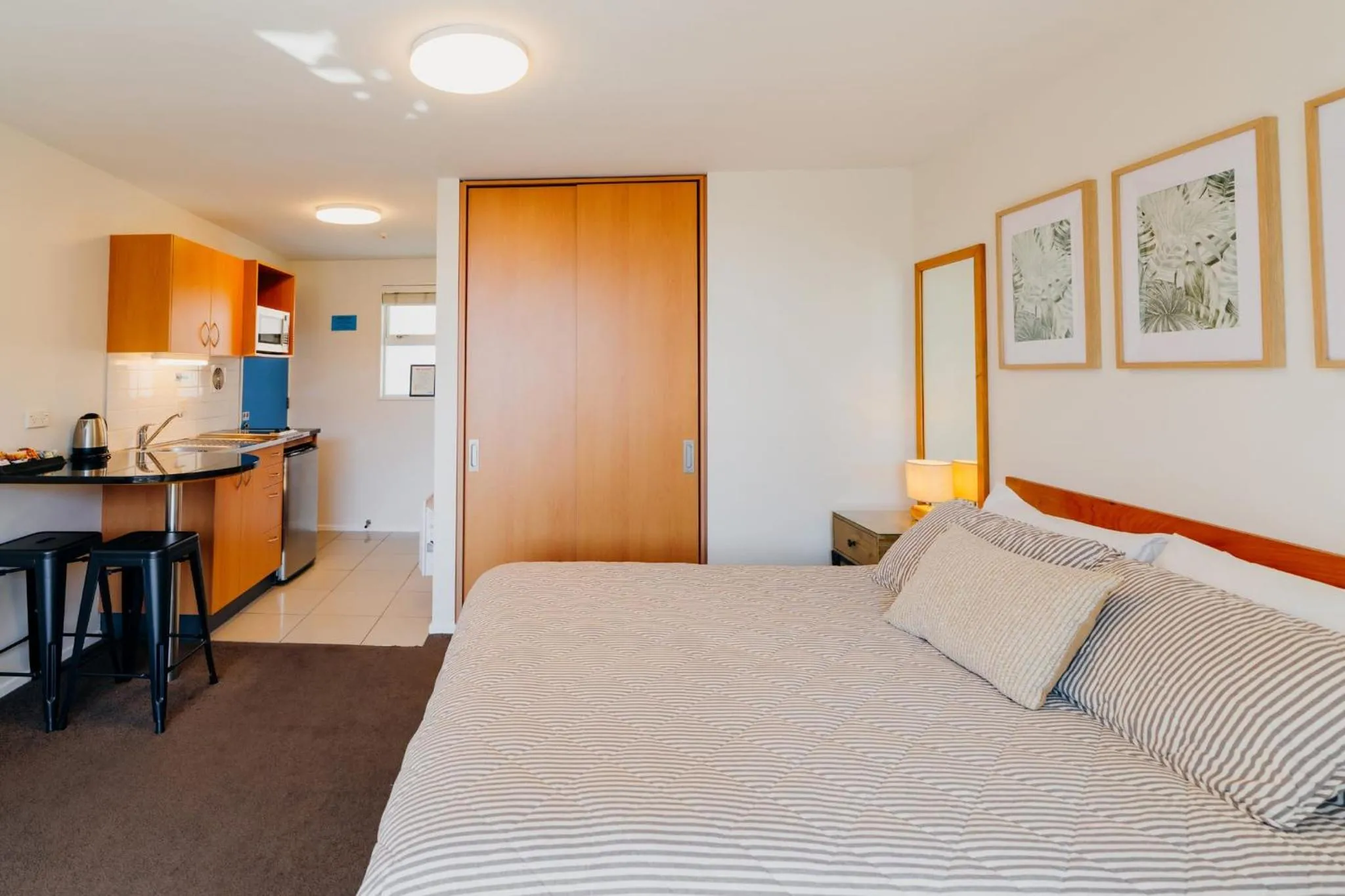 Bed in Sumner Bay Motel