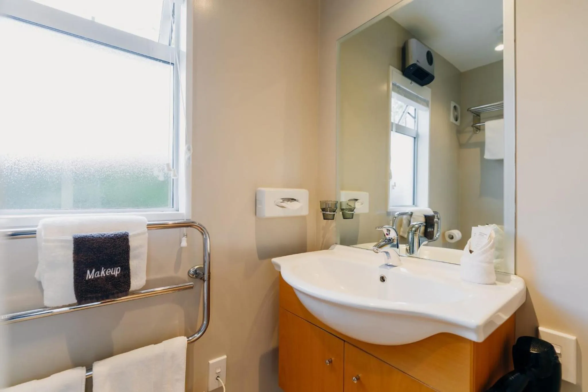 Bathroom in Sumner Bay Motel