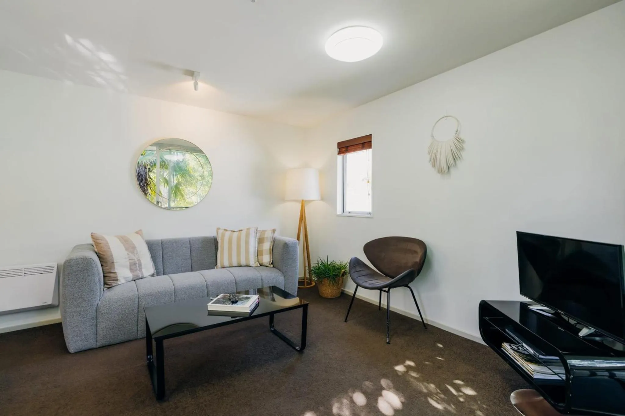 Living room in Sumner Bay Motel