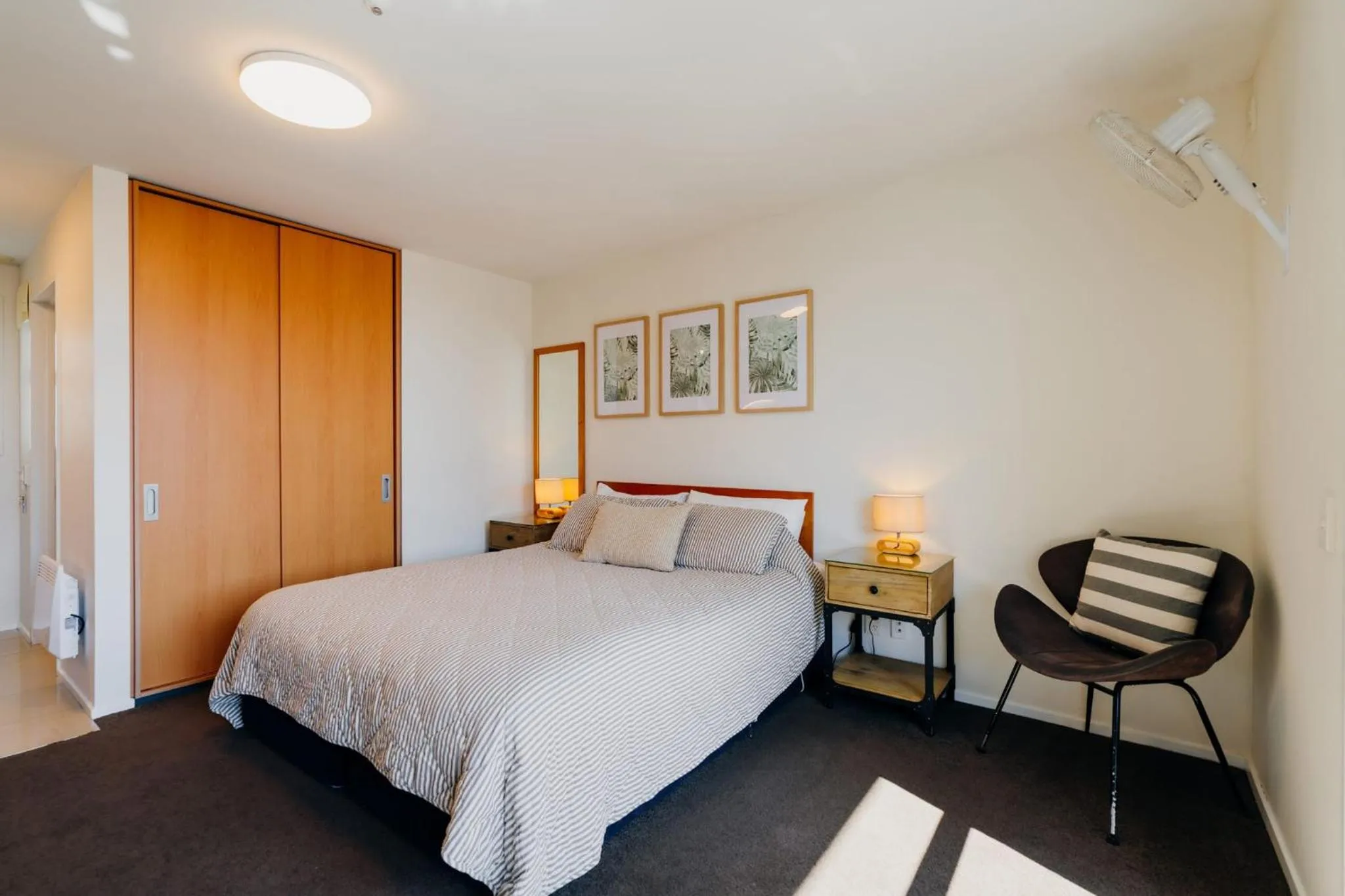 Bed in Sumner Bay Motel