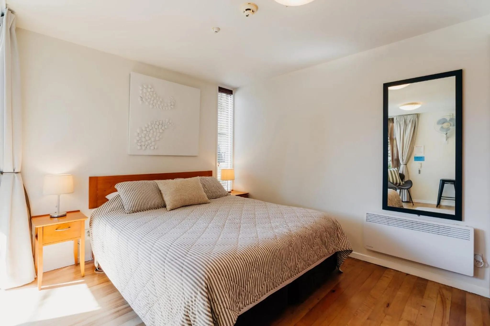 Bed in Sumner Bay Motel