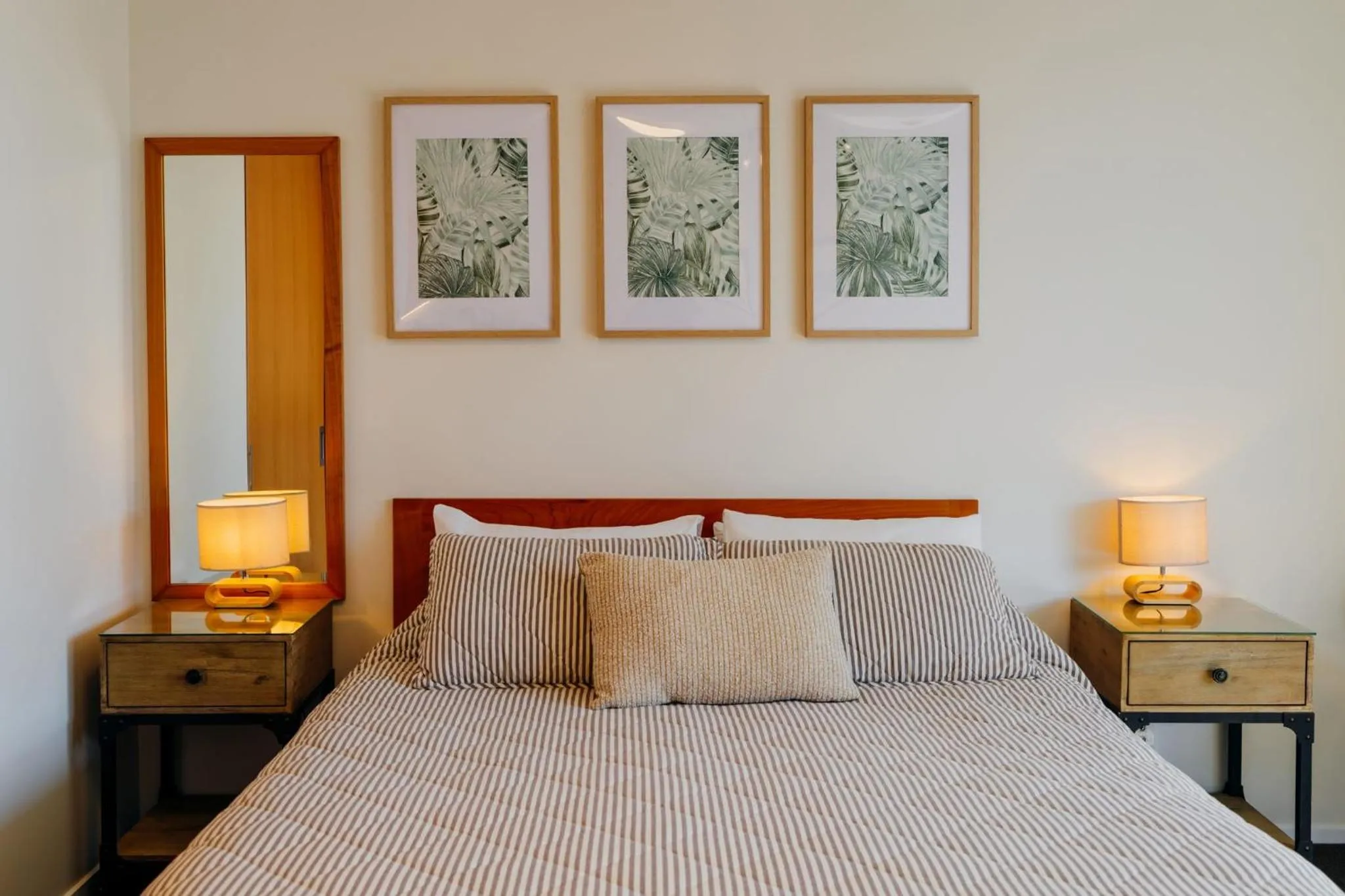 Bed in Sumner Bay Motel