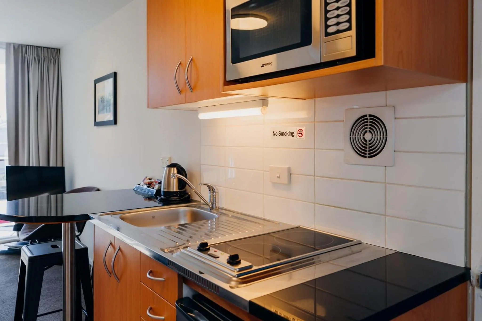 Kitchen or kitchenette in Sumner Bay Motel