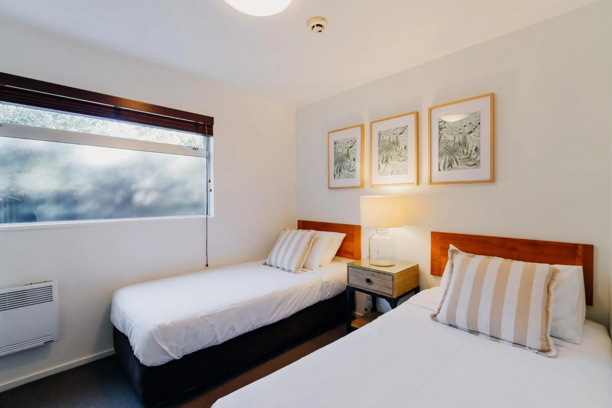 Bedroom, Bed in Sumner Bay Motel