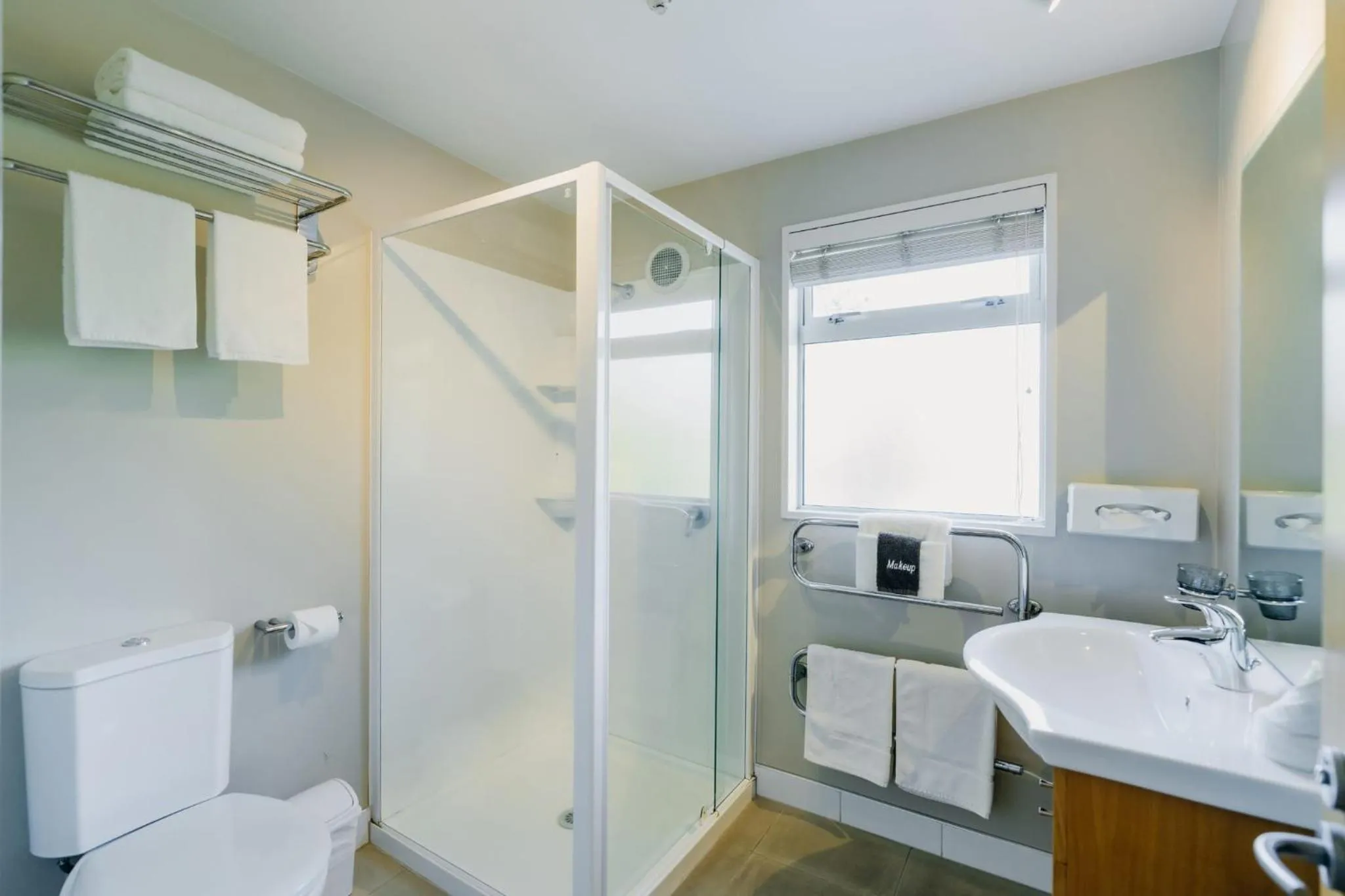 Bathroom in Sumner Bay Motel