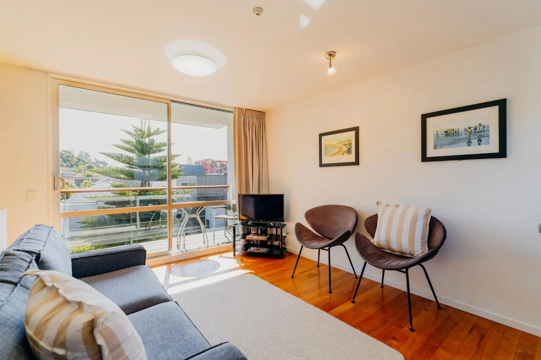 Seating area, Bed in Sumner Bay Motel
