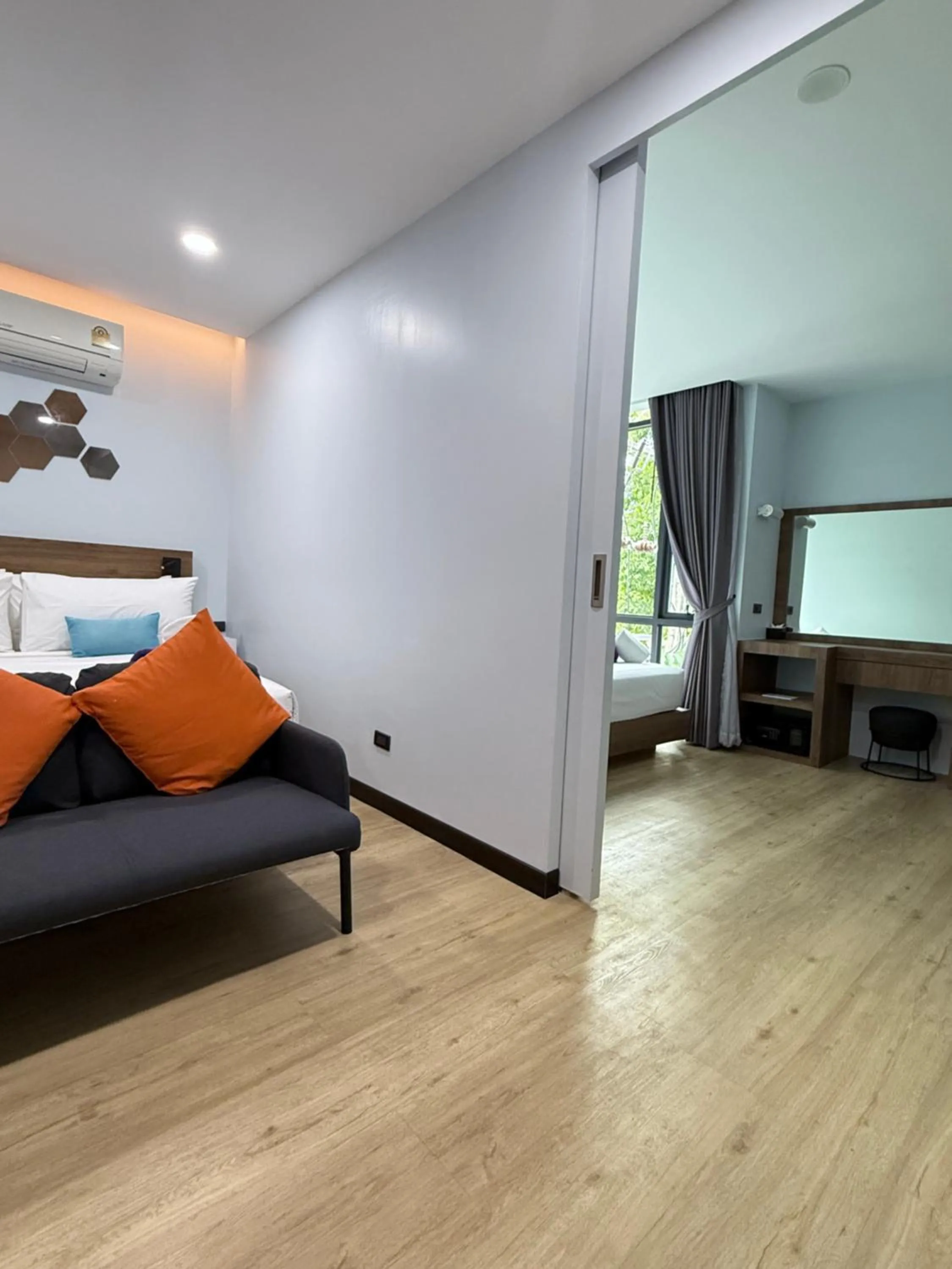 Photo of the whole room, Bed in Chaweng Villawee Hotel