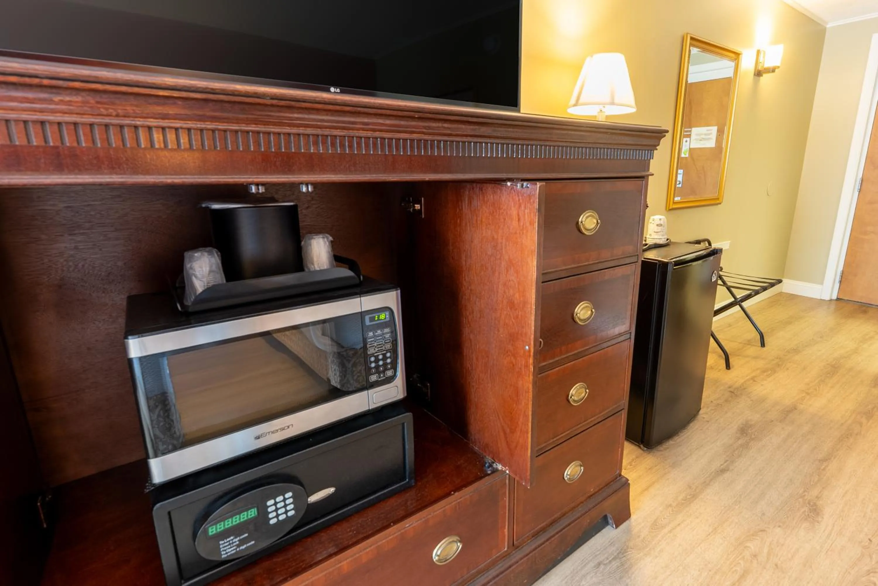 microwave in Fireside Inn & Suites Gilford