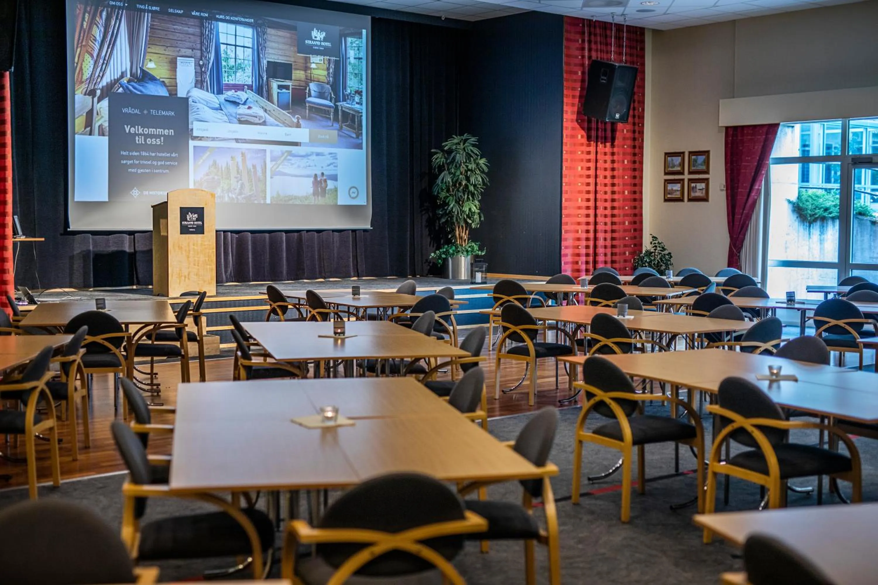 Restaurant/places to eat in Straand Hotel