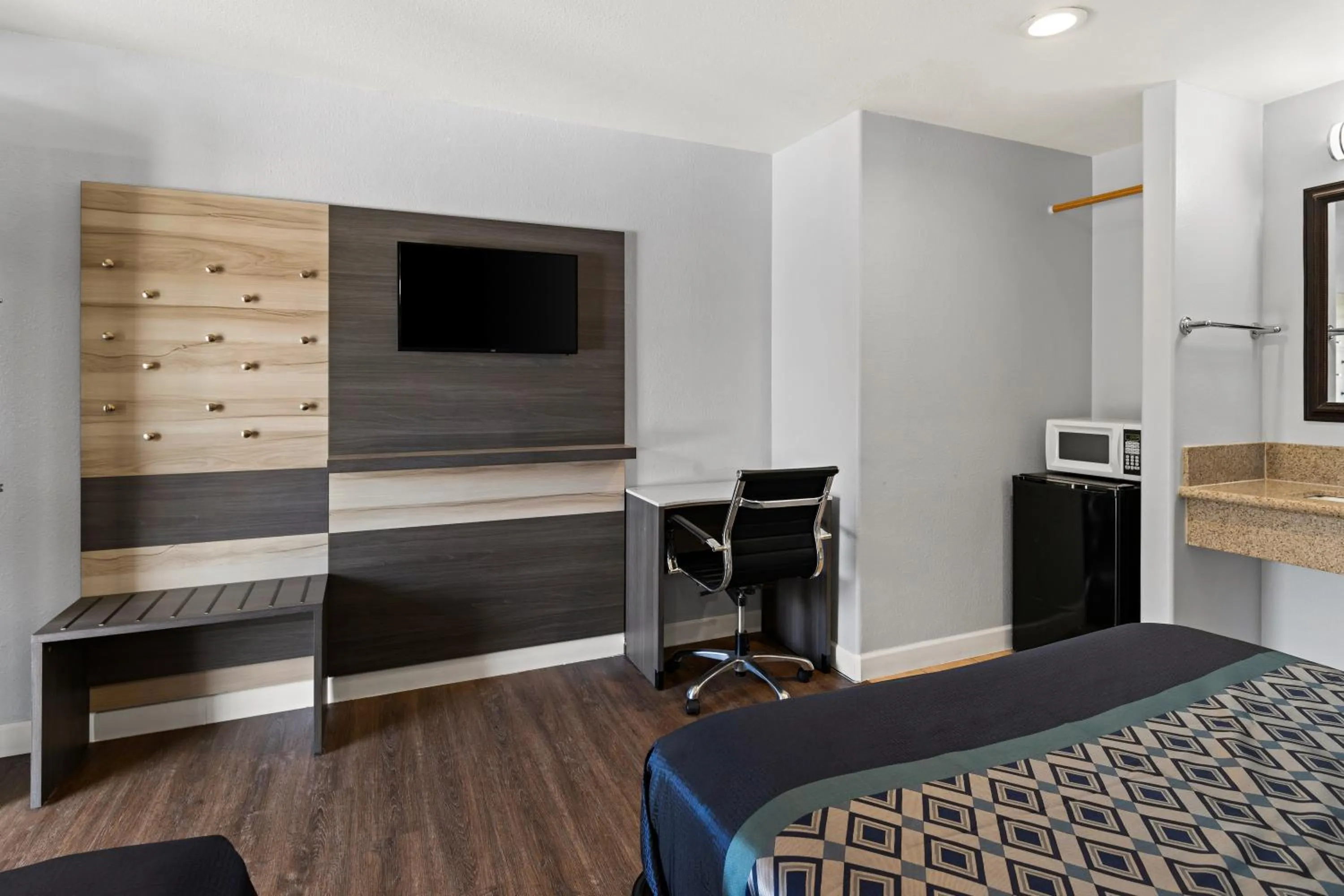 Bedroom, Bed in Bay Breeze Inn