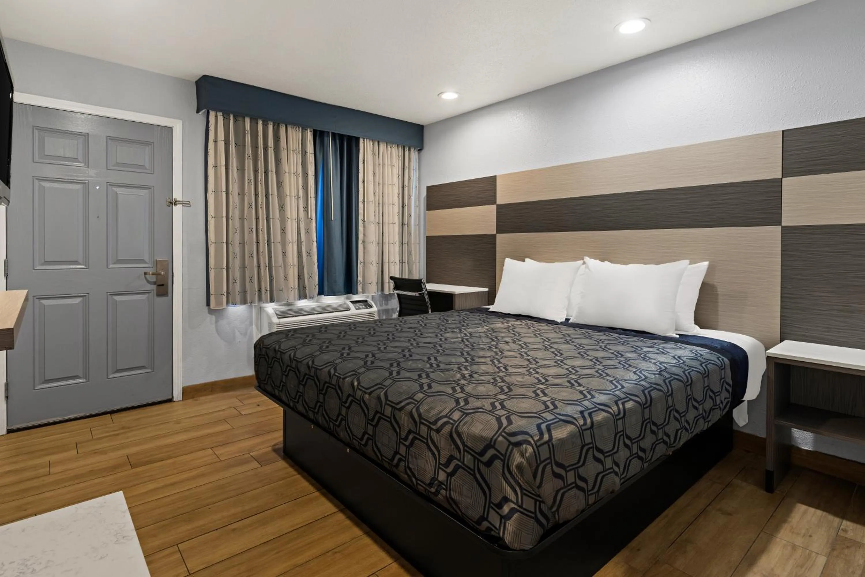 Bedroom, Bed in Bay Breeze Inn