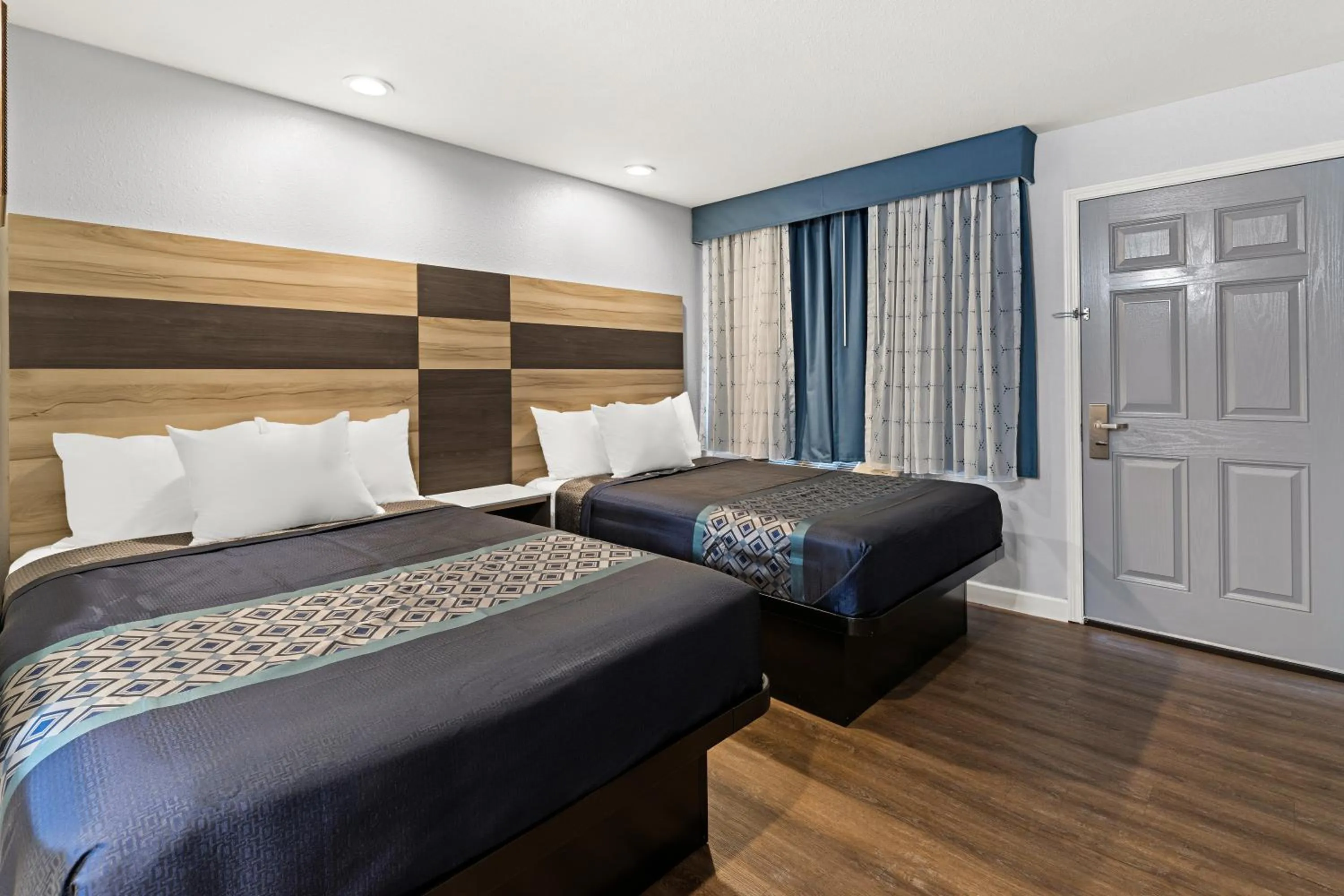 Bedroom, Bed in Bay Breeze Inn