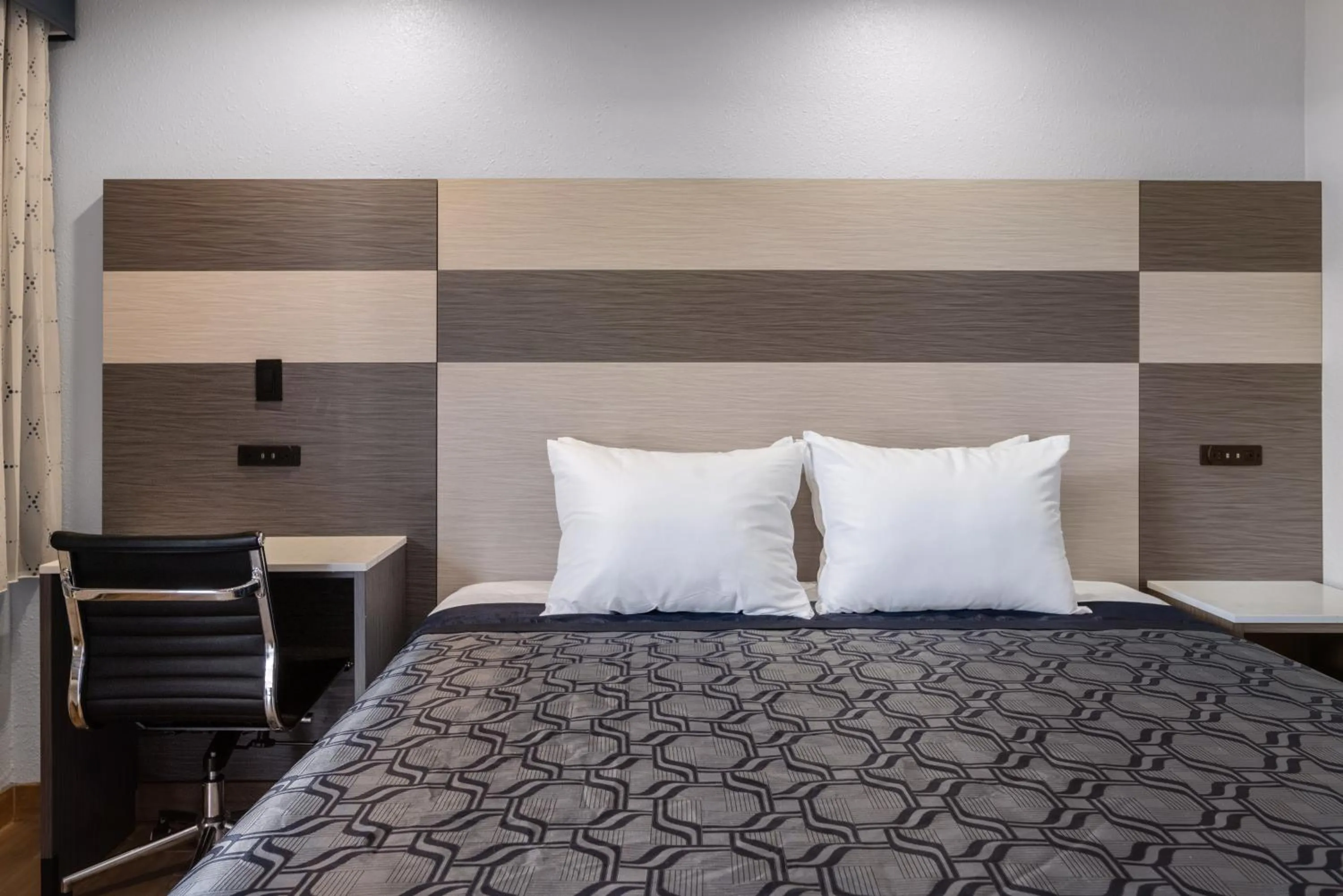 Bedroom, Bed in Bay Breeze Inn